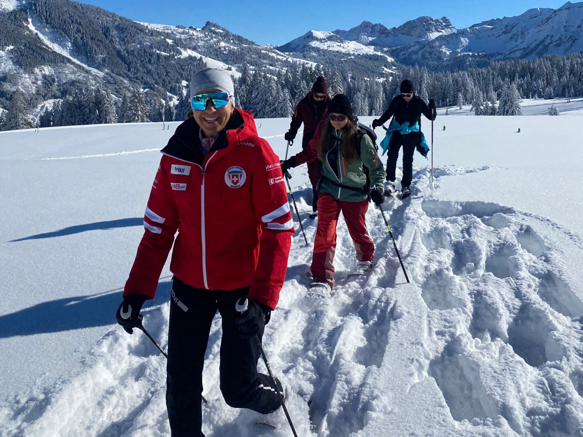 Excursión privada individual con raquetas de nieve en Sörenberg