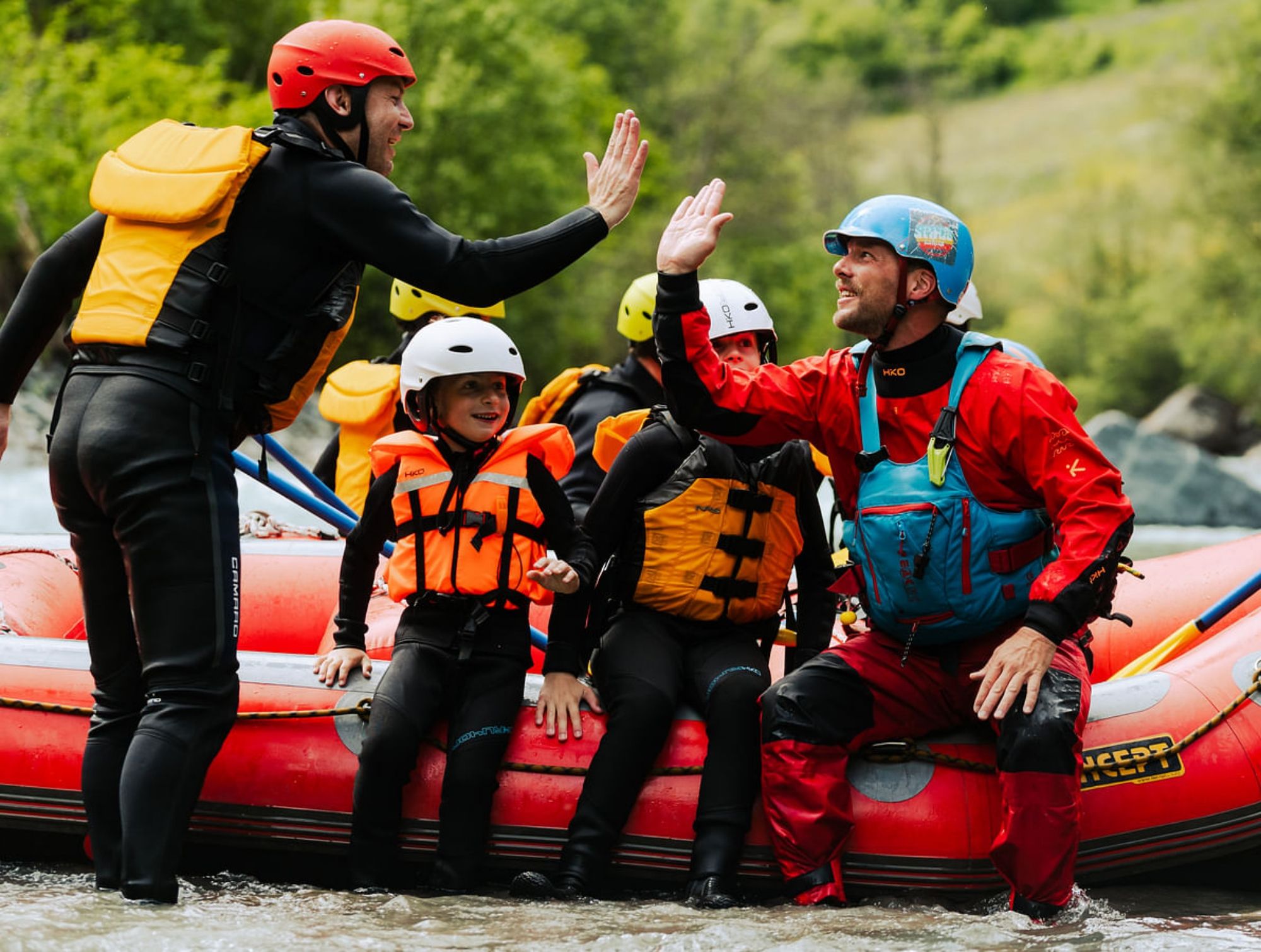 Familie beim Rafting