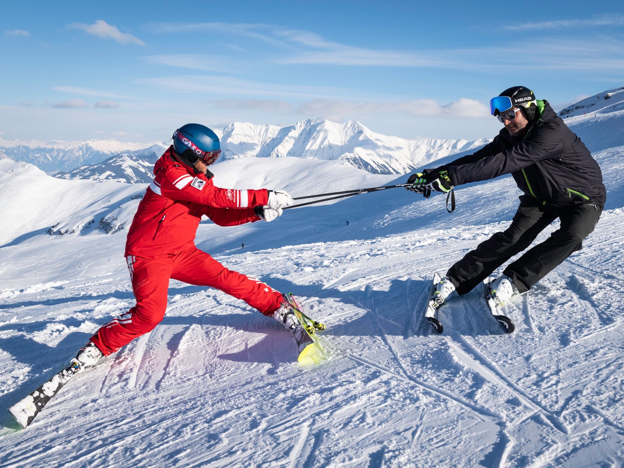 Skifahrer mit Skilehrer