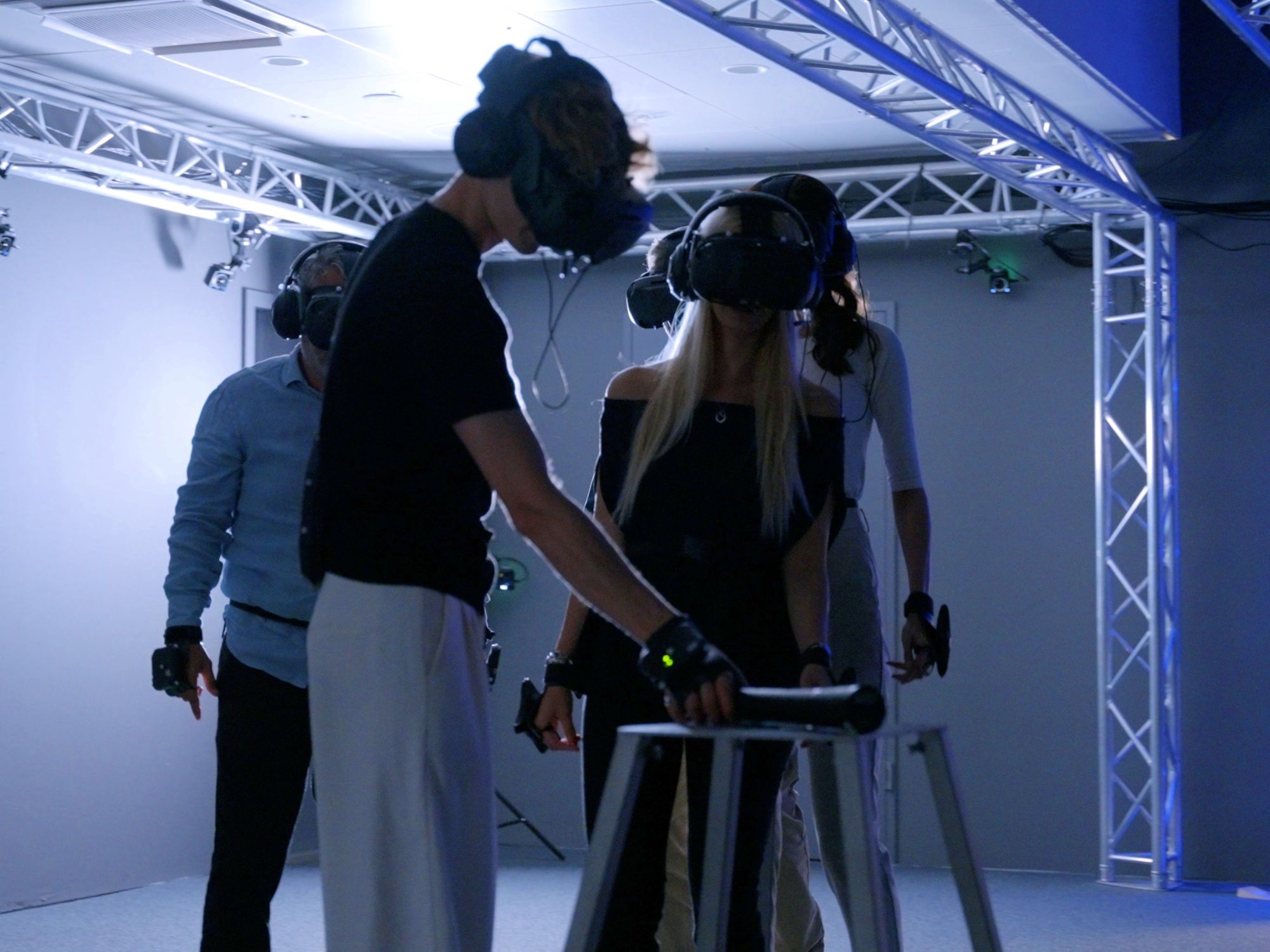 رجل يحمل الشعلة