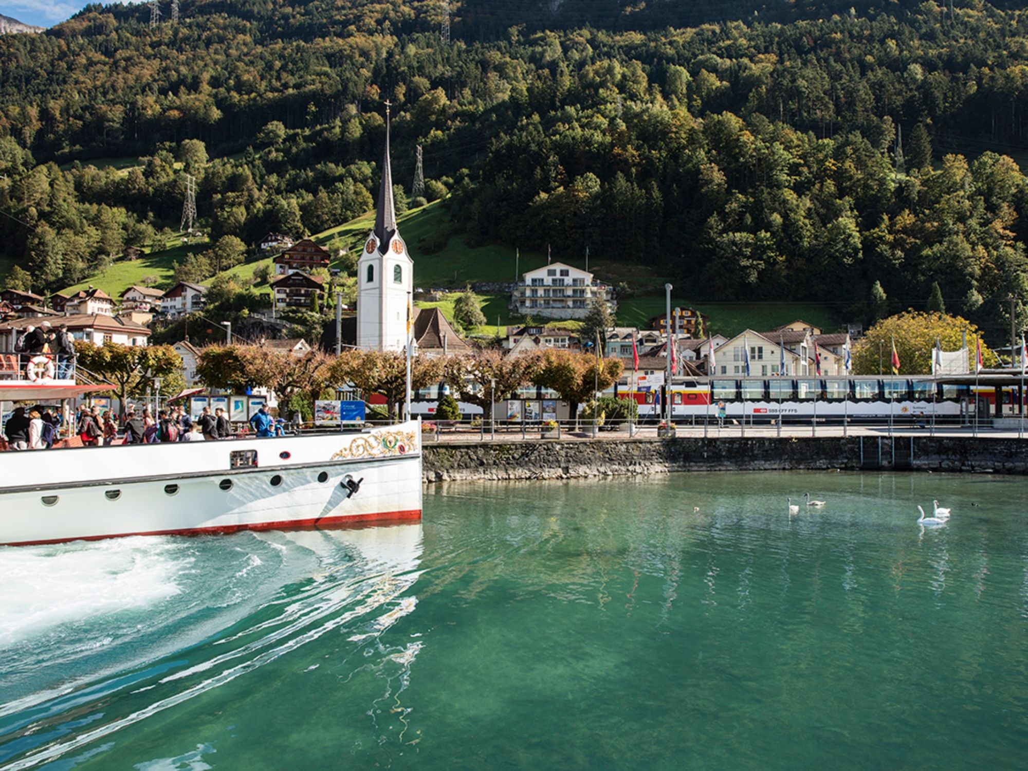 Gotthard Panorama Express_Flüelen Umstieg Schiff auf Zug©SBB CFF FFS