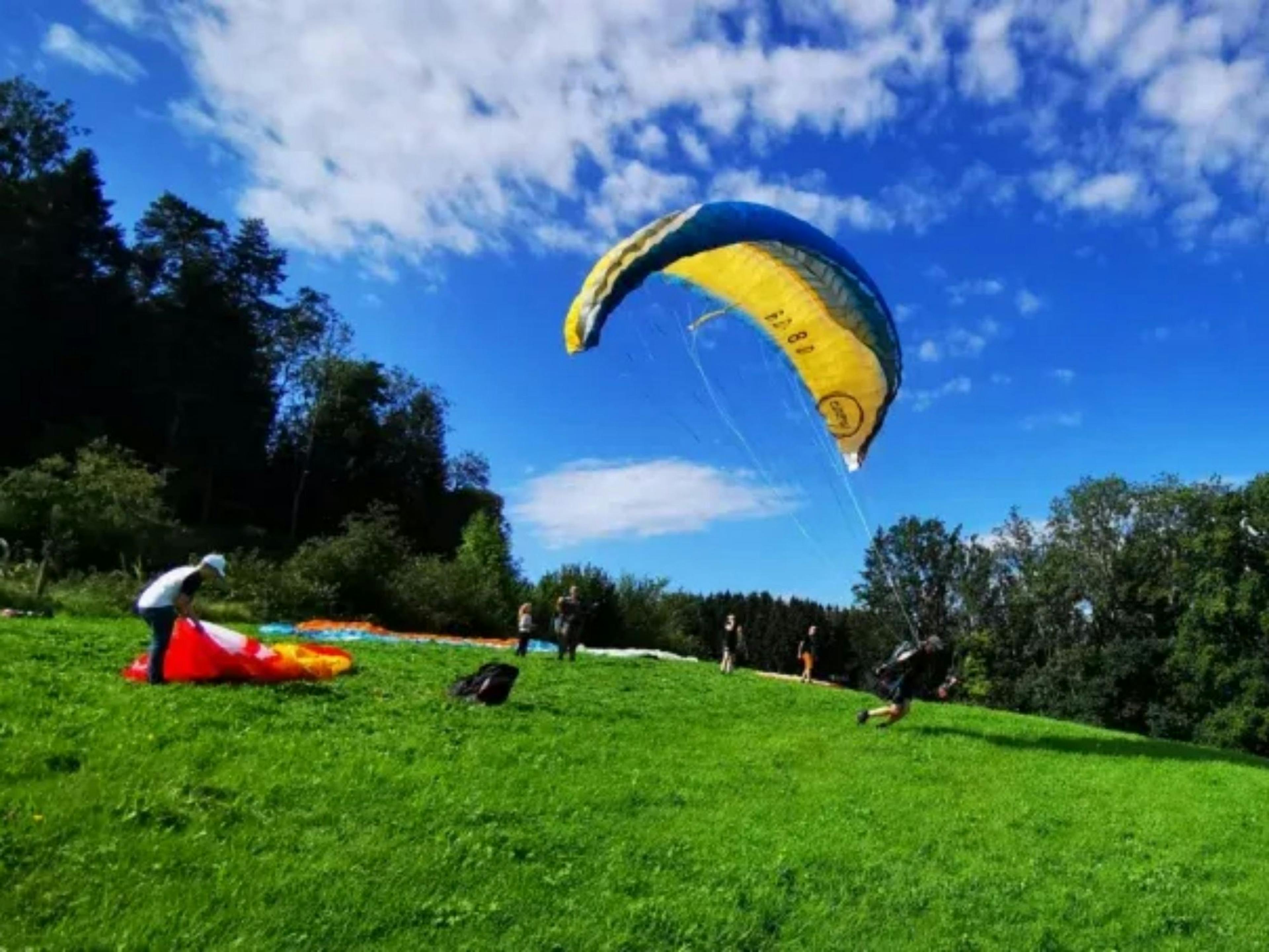 Aula experimental de voo de parapente em Niederbüren
