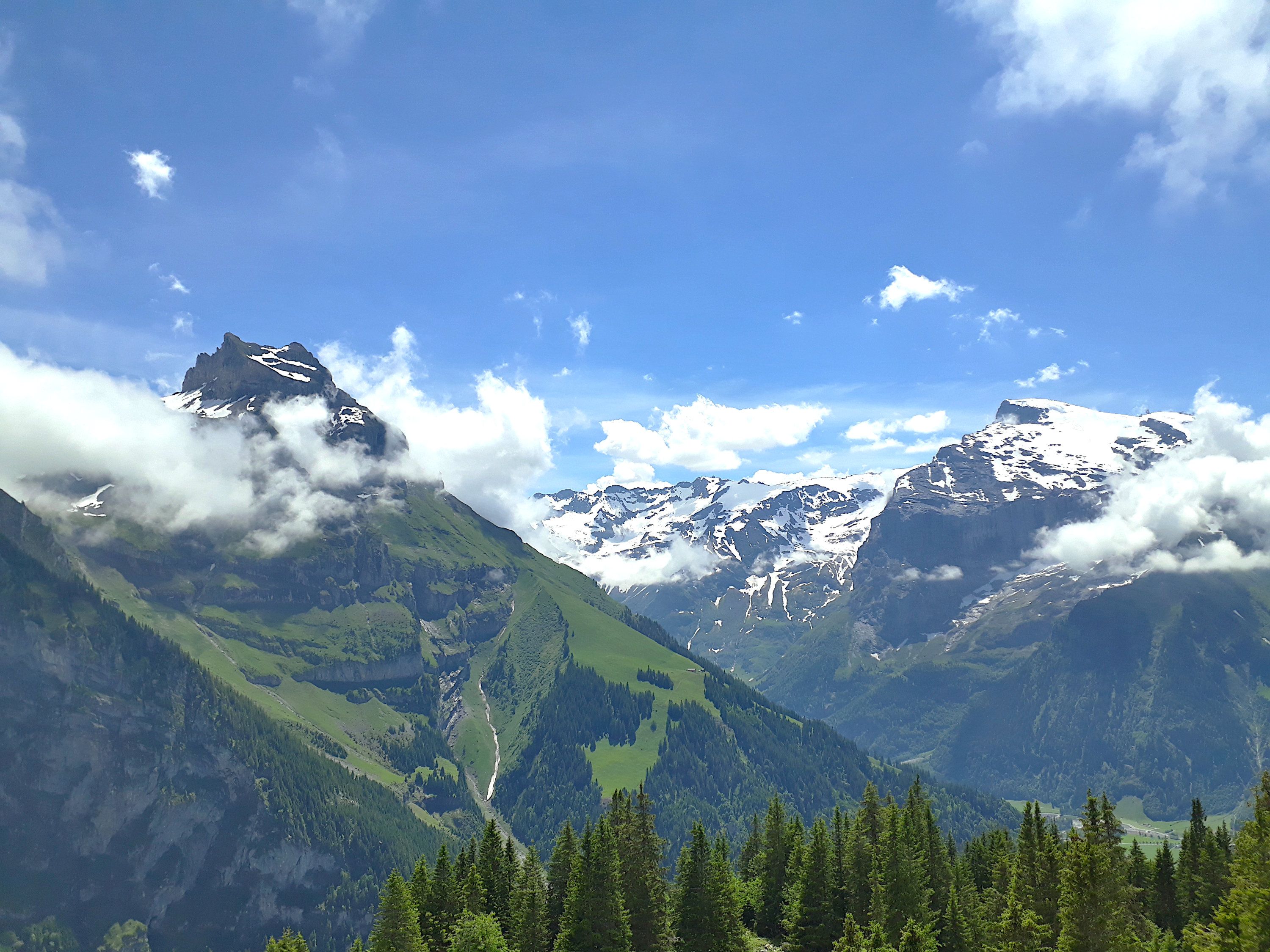 Hahnen: Panoramablick auf Titlis und umliegende Berge bei einer Wanderung in der Natur.