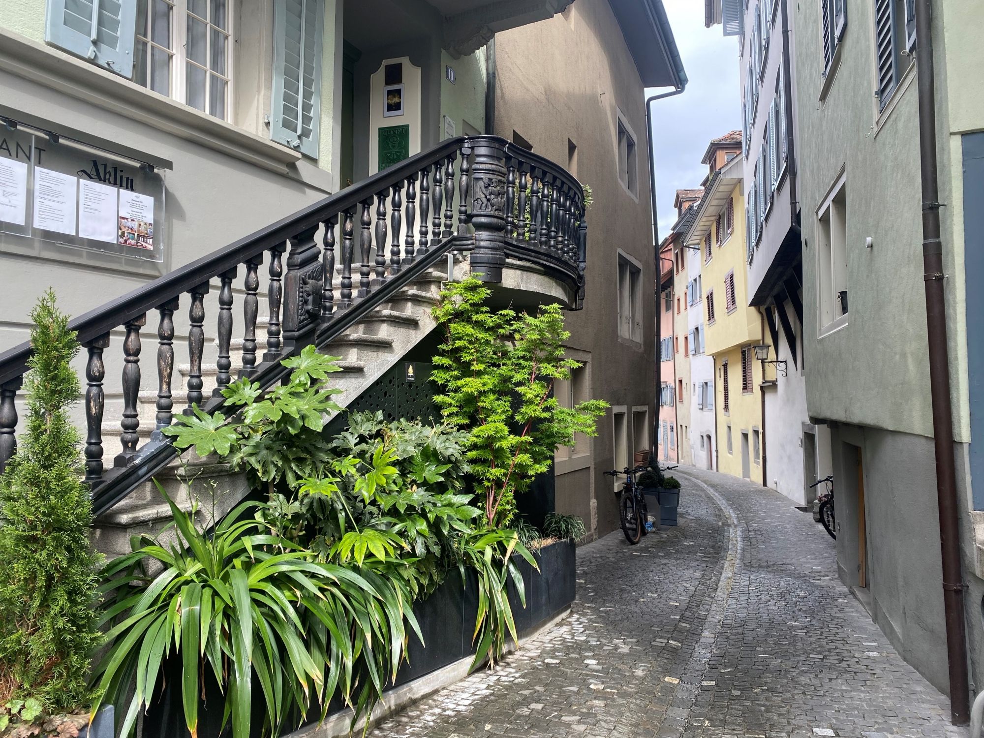 "اكتشف الرمز: التقاليد مقابل الذكاء الاصطناعي" لعبة هروب في الهواء الطلق في توغ