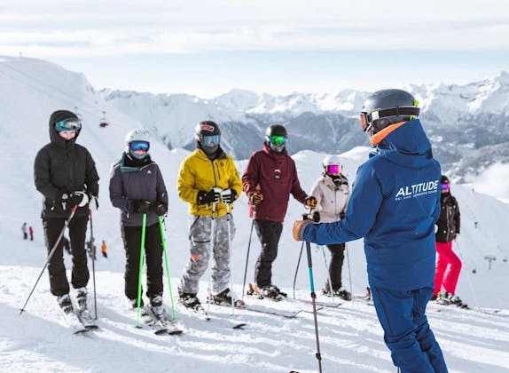 Skilehrer mit kleiner Gruppe