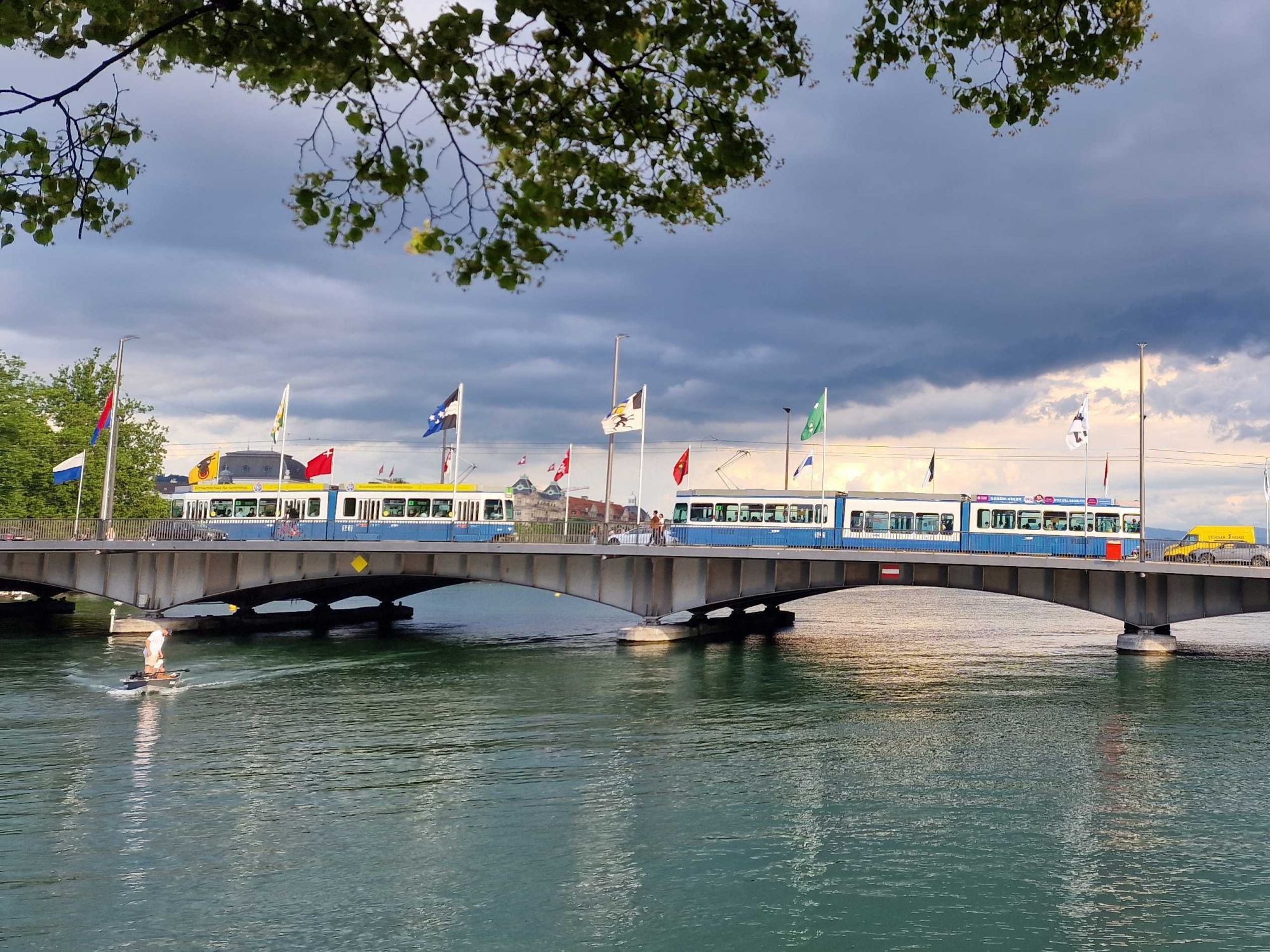 Quaibrücke mit Trambahnen