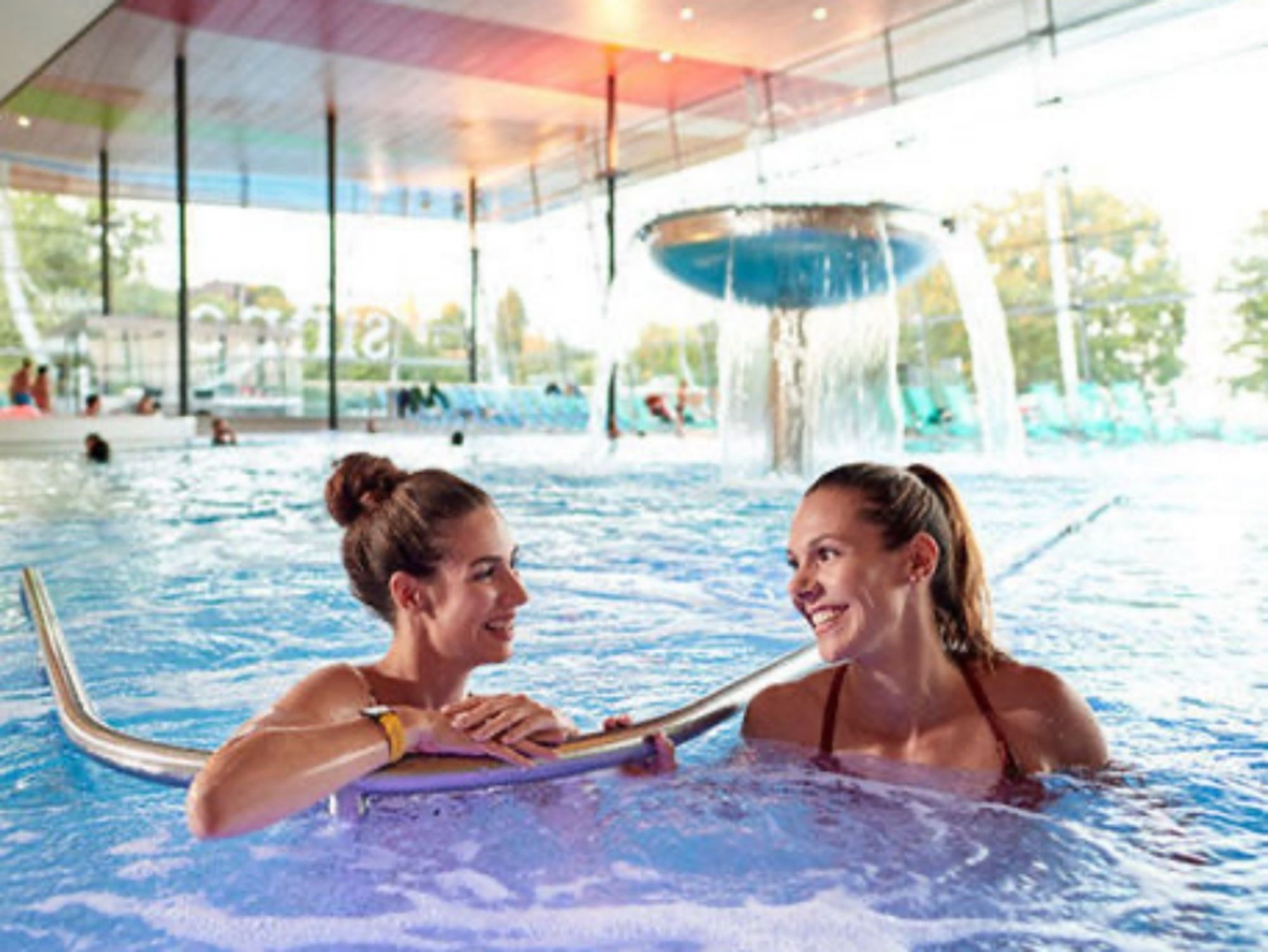 zwei Frauen im Innenbecken