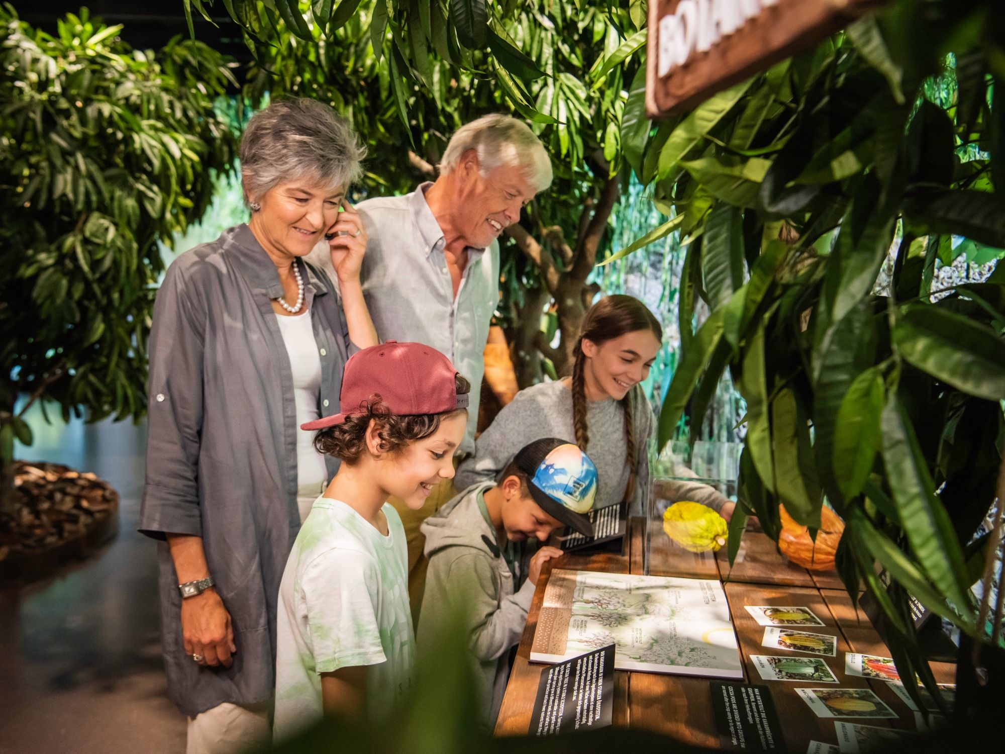 Familie an einer interaktiven Station des Museums