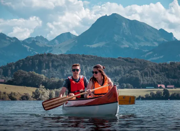 السياح الكنديون يتجوّلون في جستااد وروجي مونت