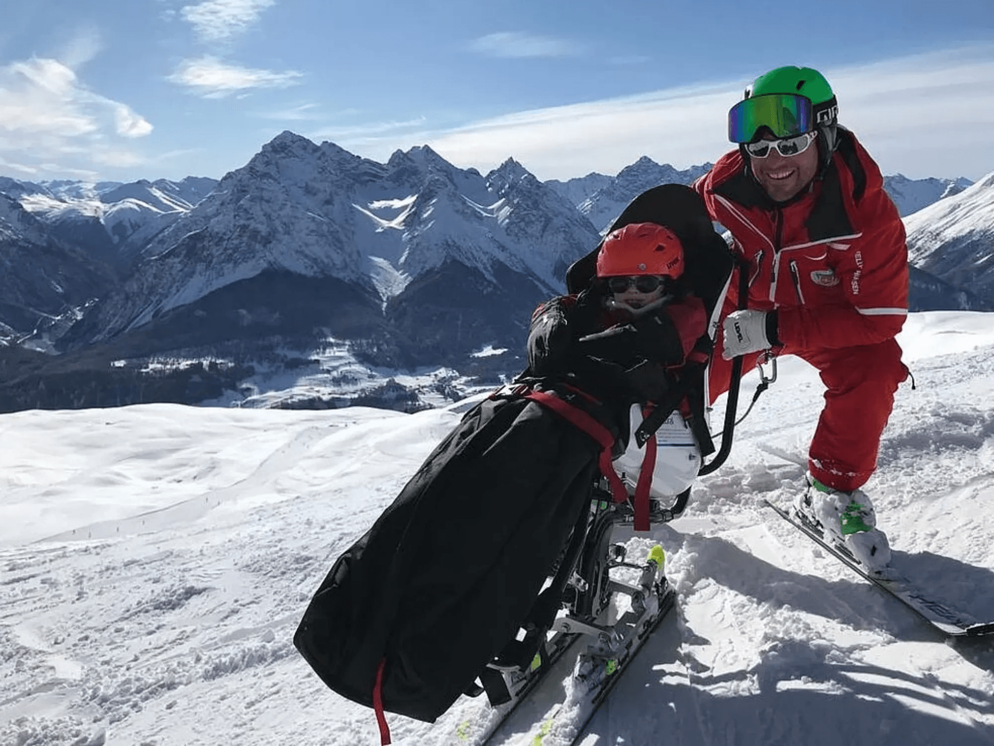 Skilehrer mit Dualski Bob