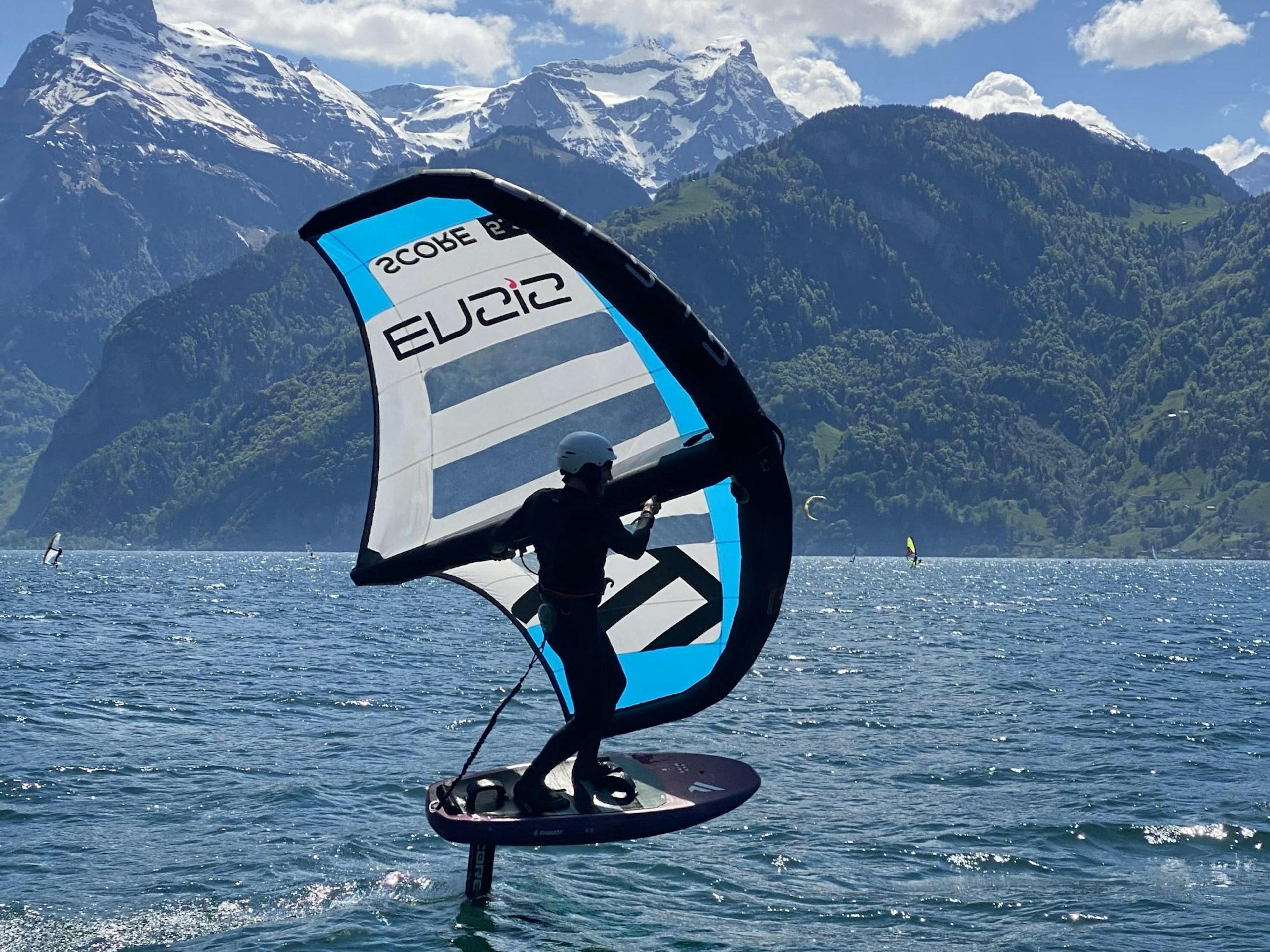 Giornata introduttiva con corso giornaliero combinato di wingfoil e towfoil al Lago dei Quattro Cantoni