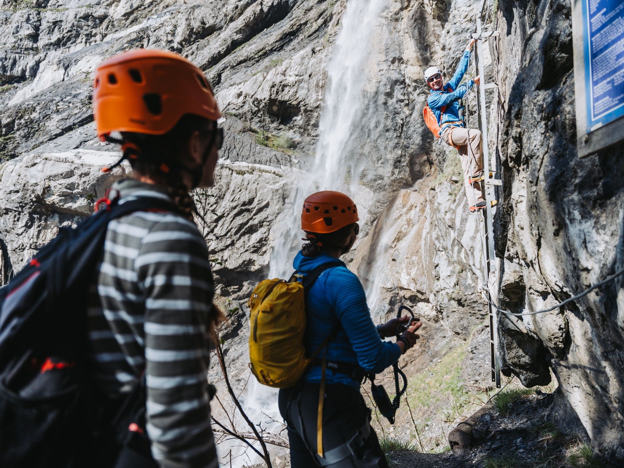 Gruppe Kletterer am Klettersteig