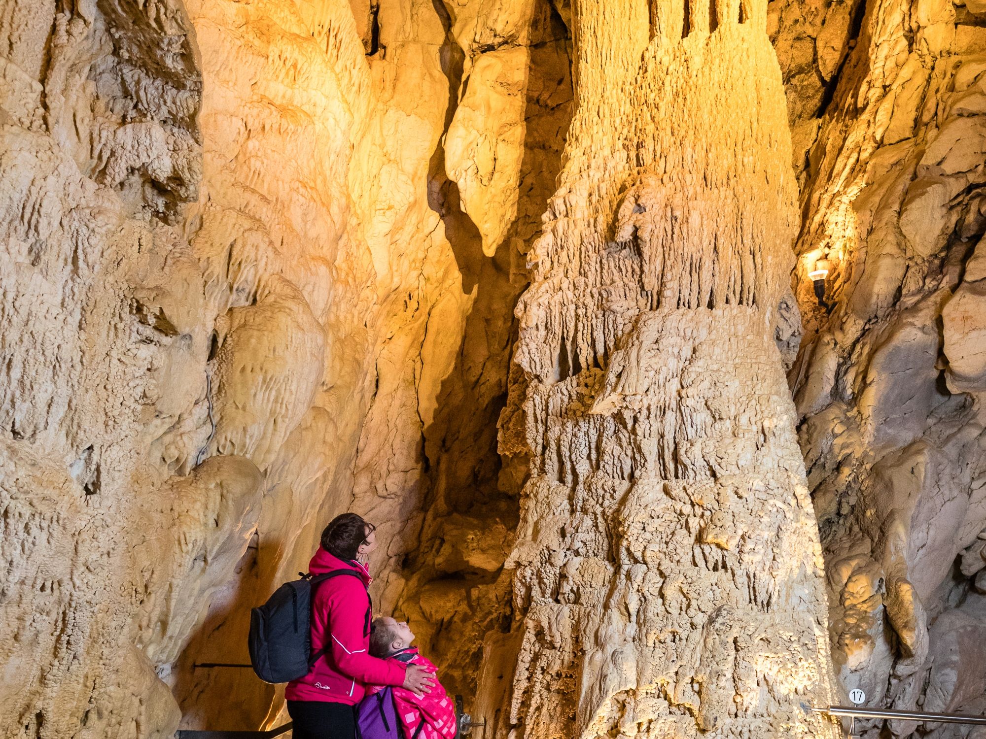 06 LA GRANDE COLONNE YlBR Vallorbe Grottes © www.vincentbourrut.ch