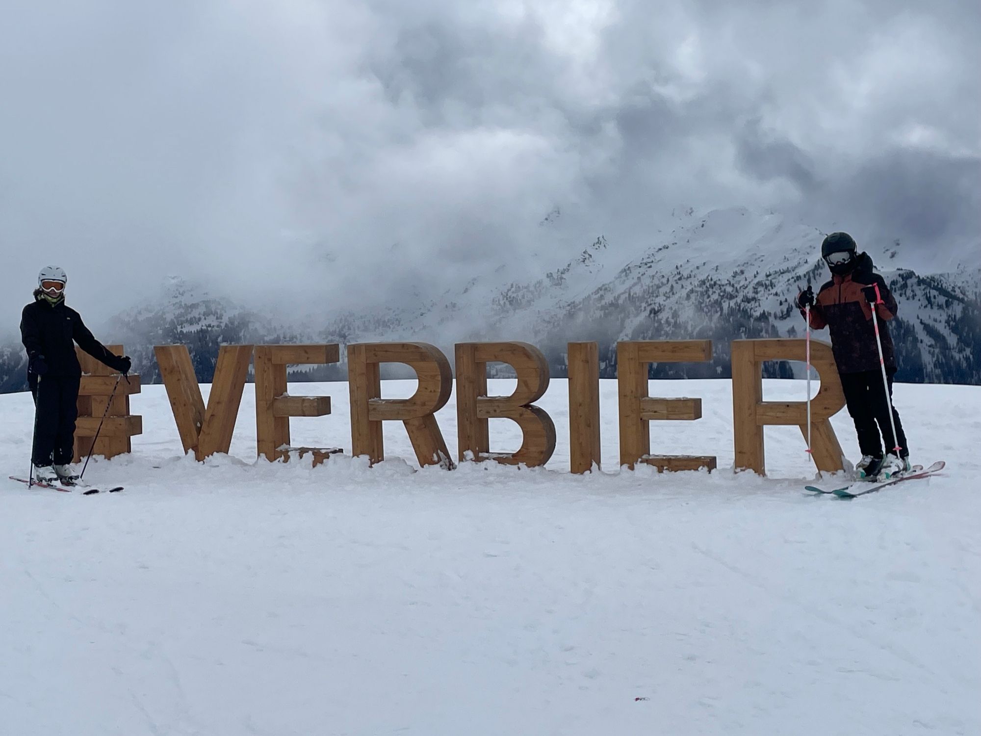Skifahrer am Schild Verbier