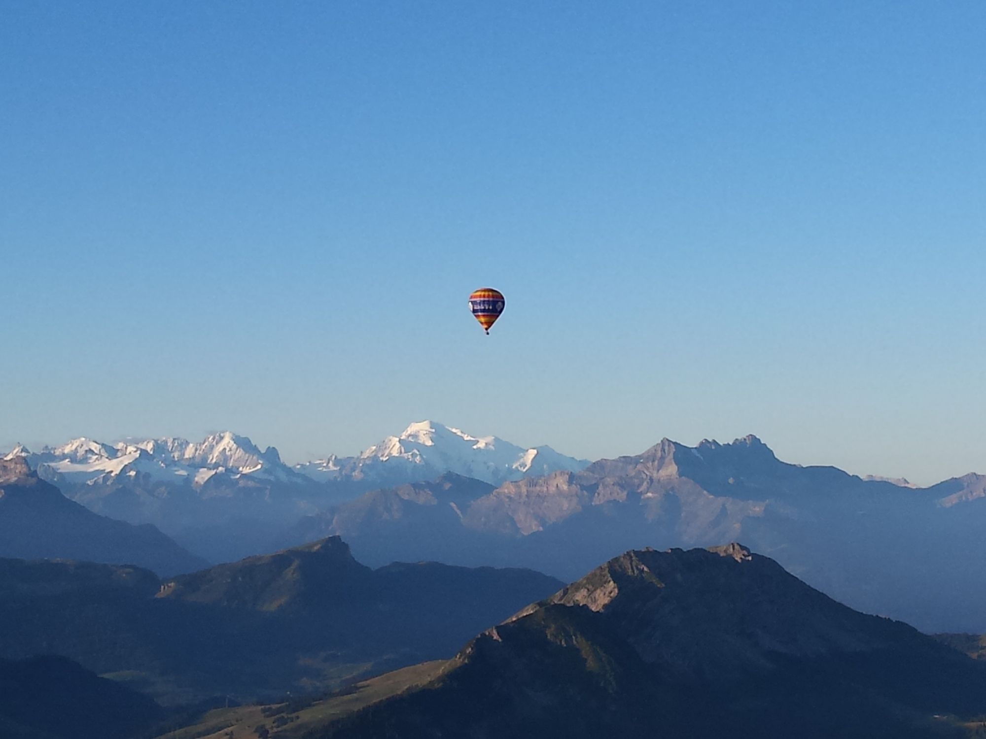 Ballonflug über die Berge
