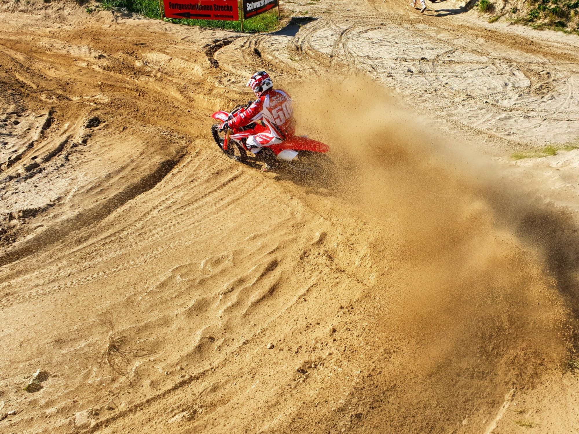 Erwachsener auf Motocross