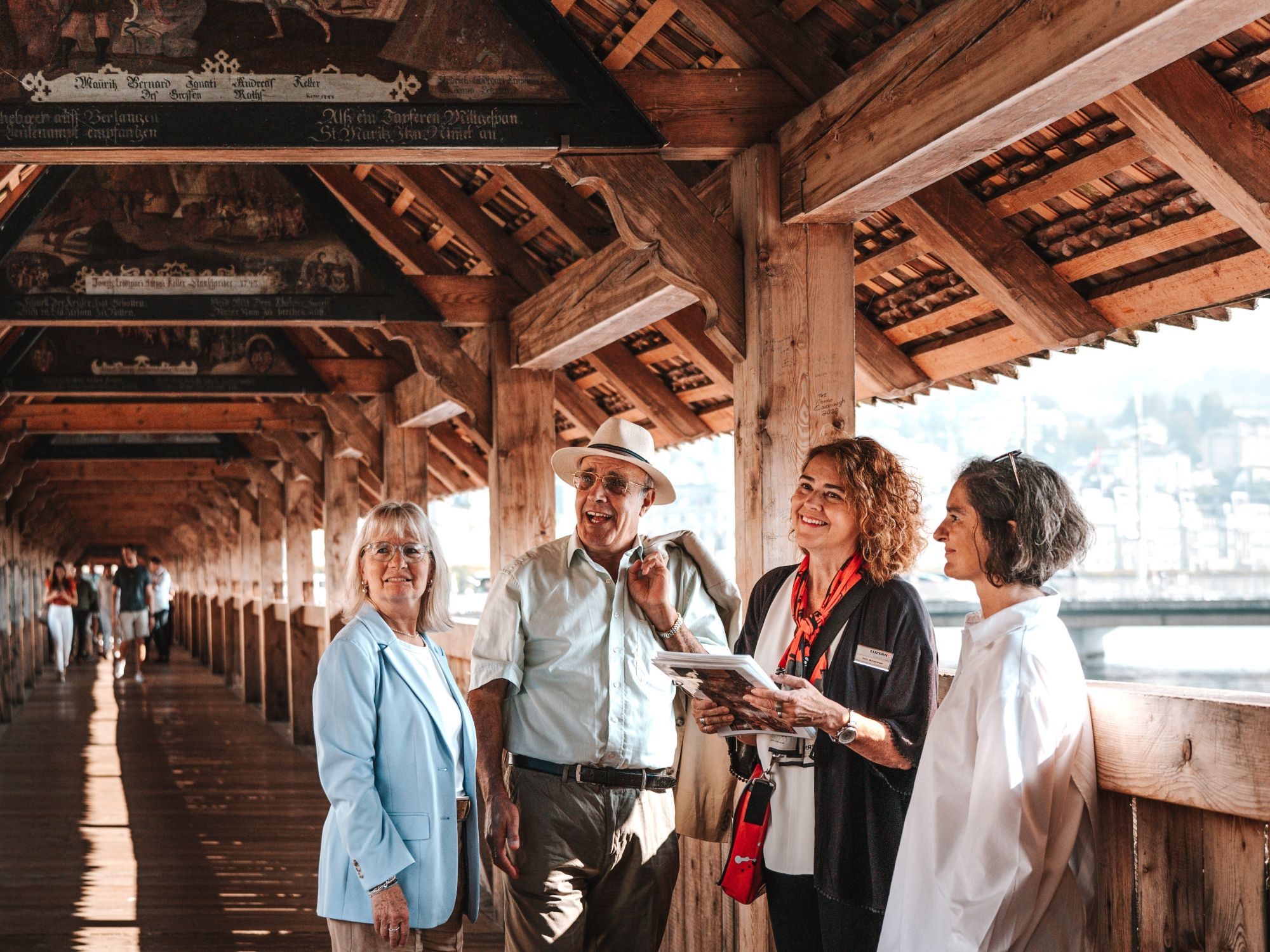 Stadtführerin mit Gruppe  