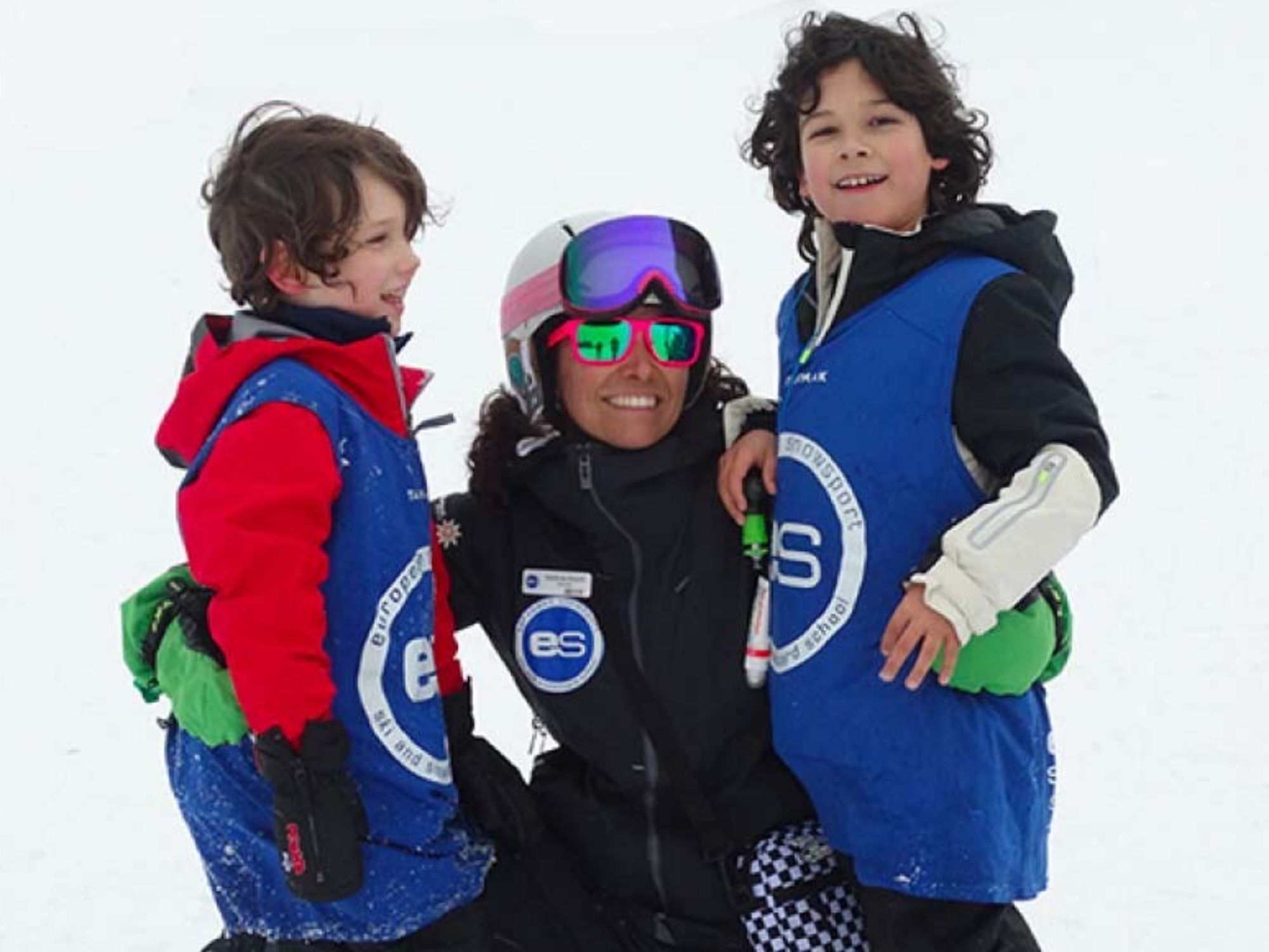 Kinder mit Snowboardlehrer