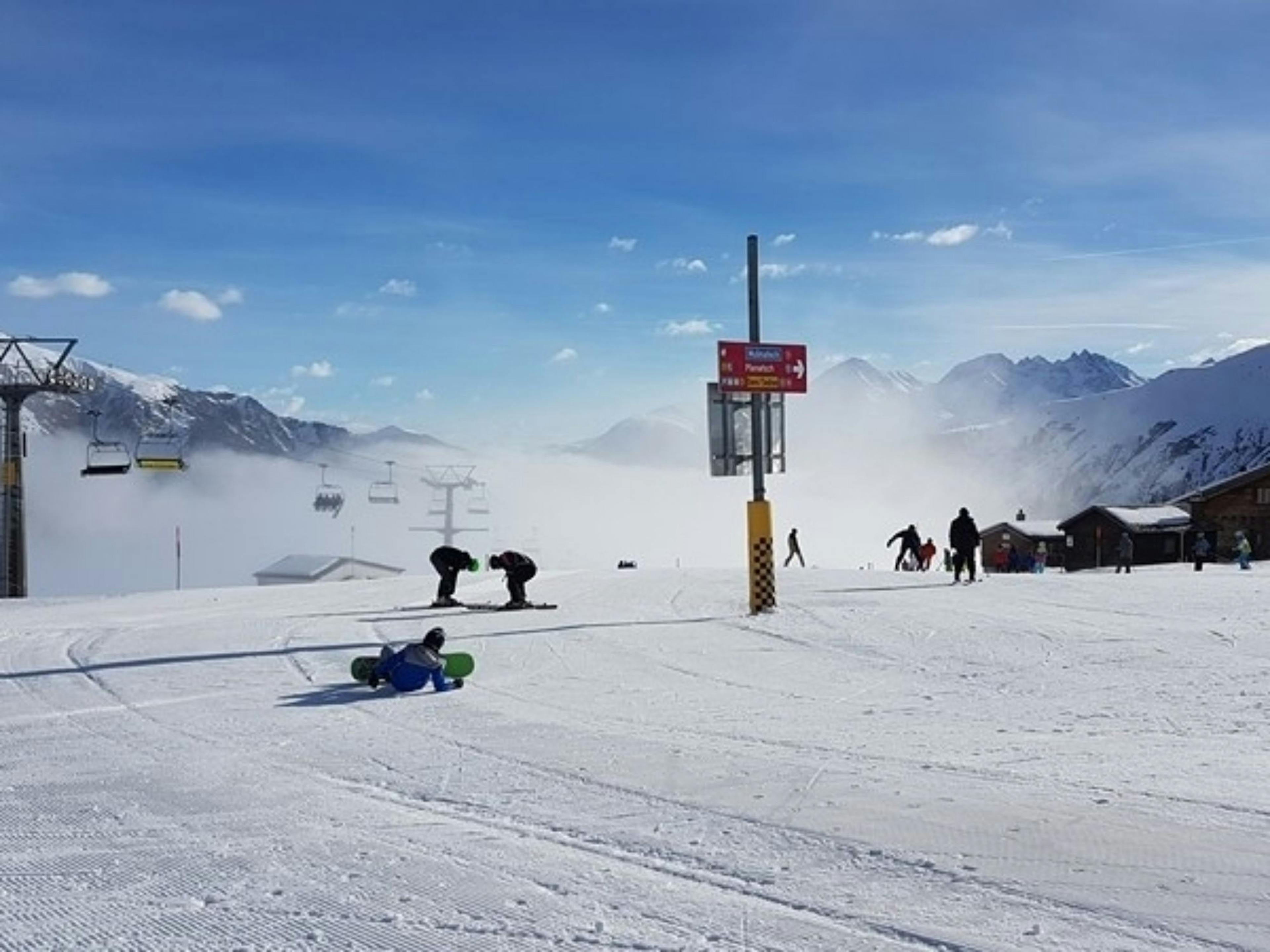 Paket Pelatihan Ski Pribadi Keluarga di Disentis Sedrun