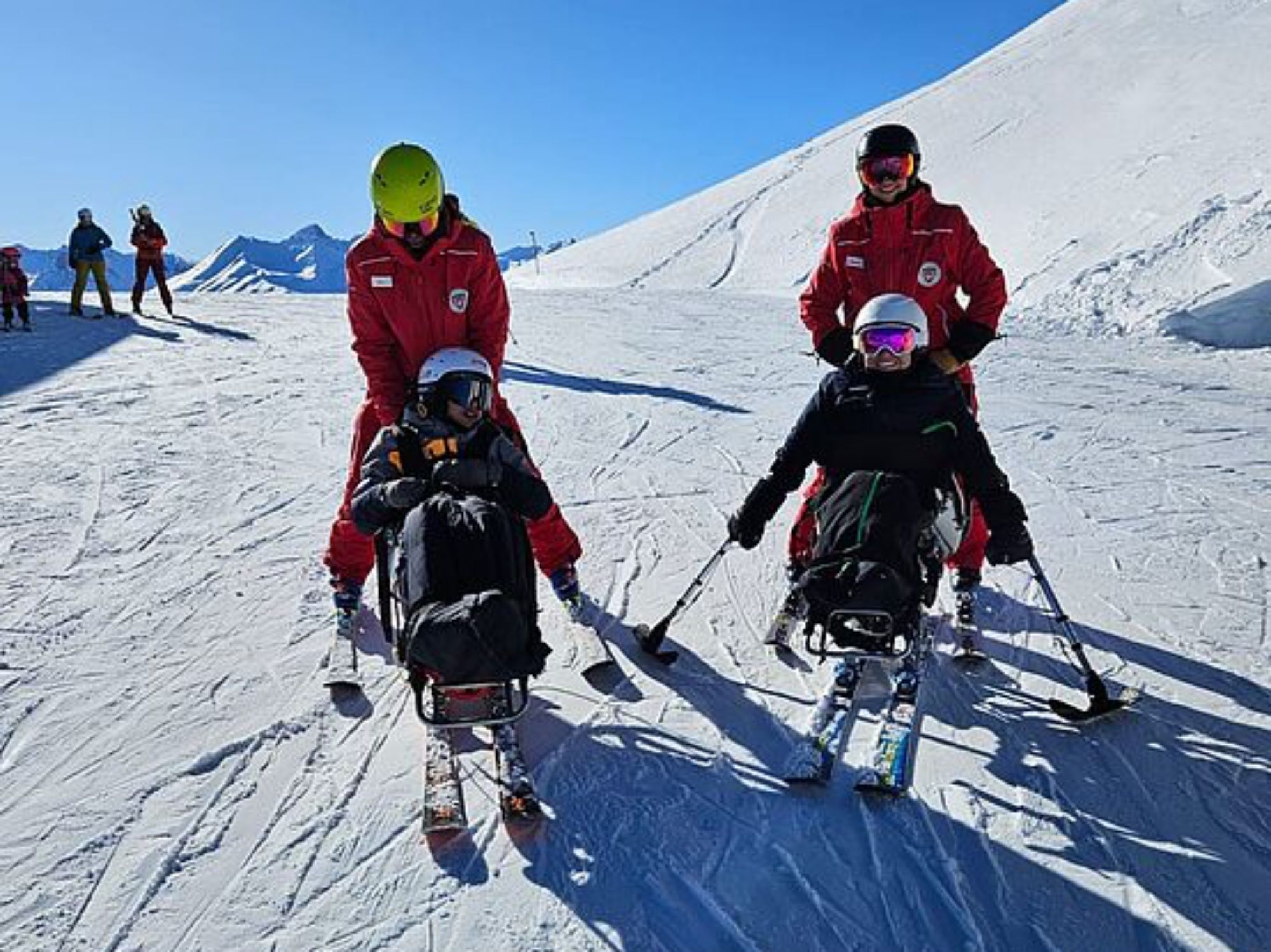 zwei Skilehrer mit Dualski Bob