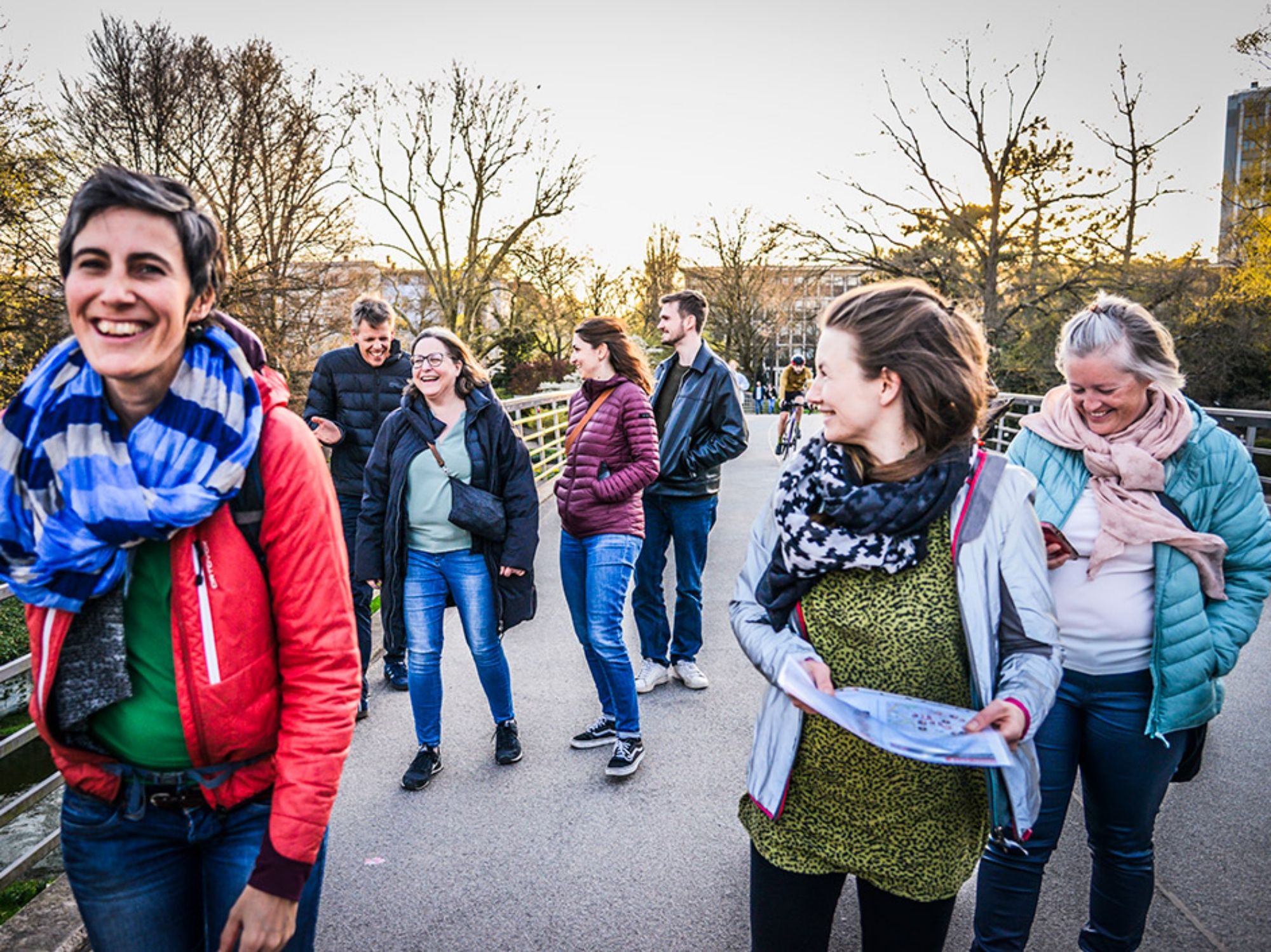 photo-de-groupe-horizontal-face-heureux