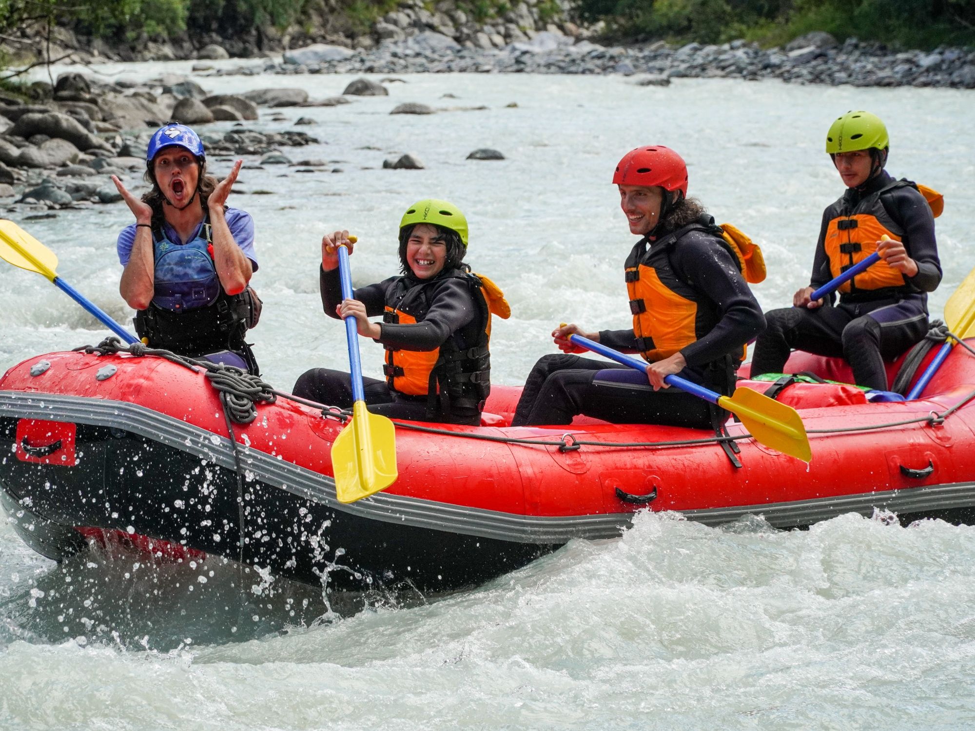 Familie beim Rafting