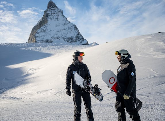 mit dem Snowboard vor dem Matterhorn