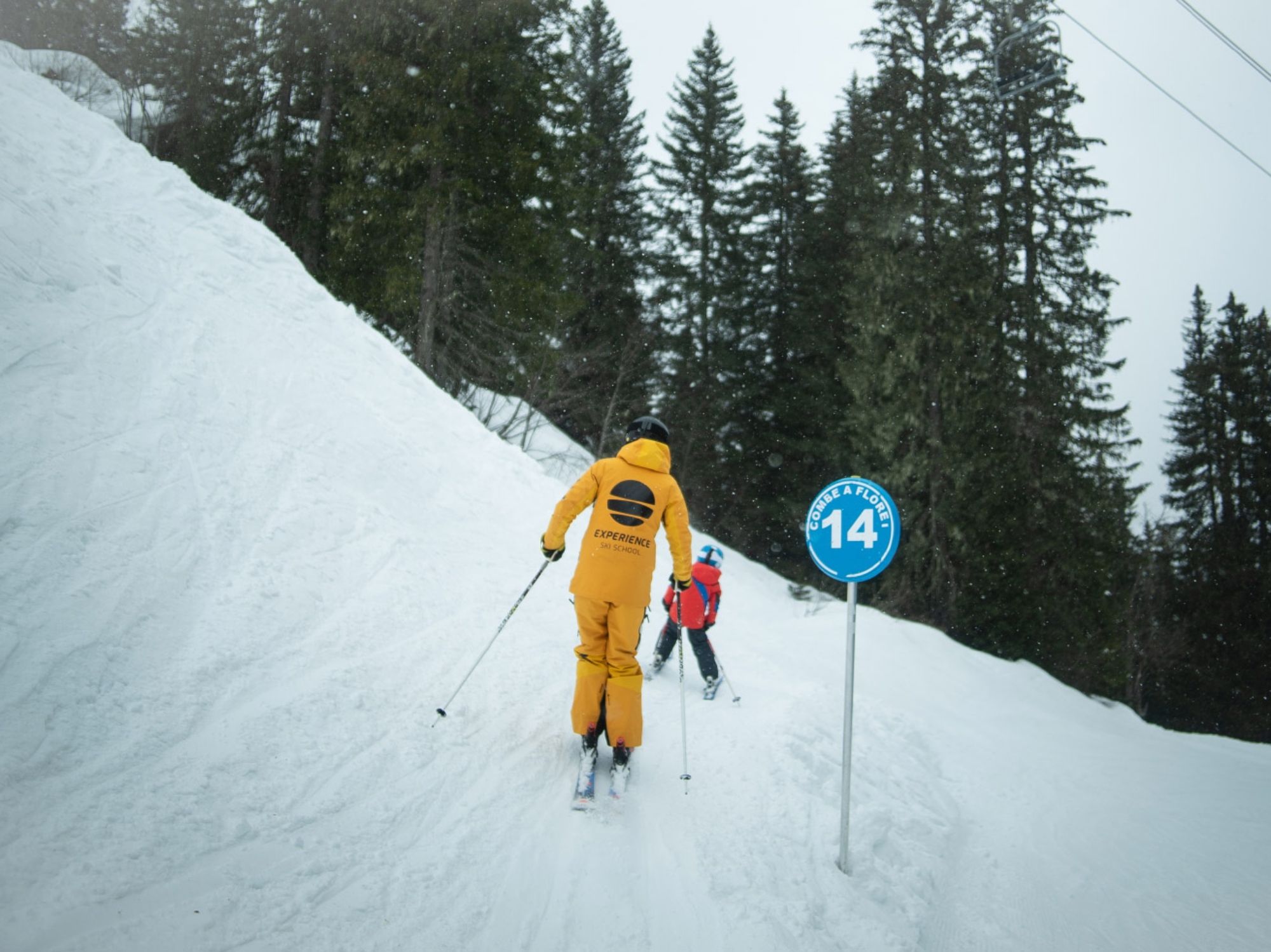 kids-ski-instructor-with-child-champery