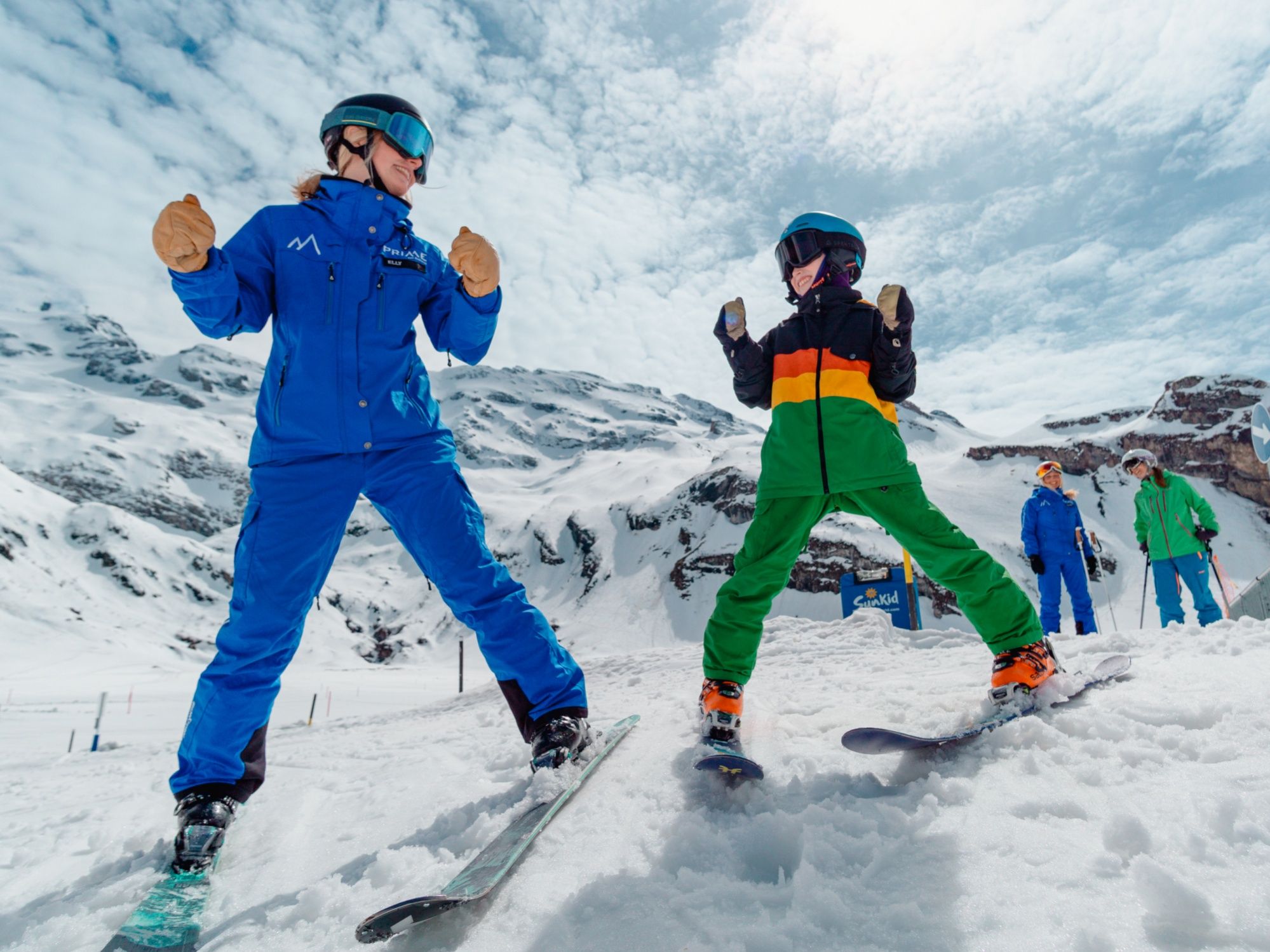 Skilehrer mit Skifahrer