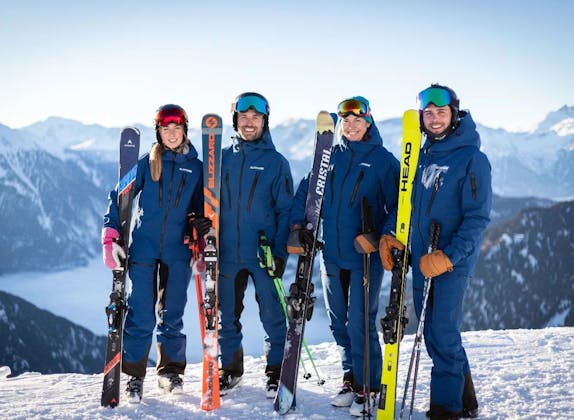 Skifahrer mit Gruppe