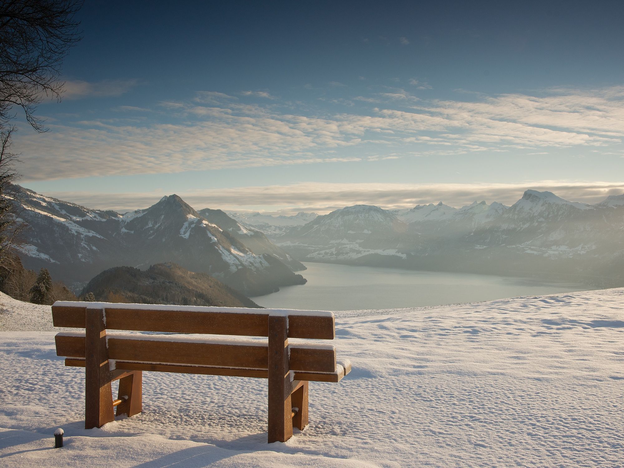 Bank im Winter mit Blick auf den Vierwaldstättersee