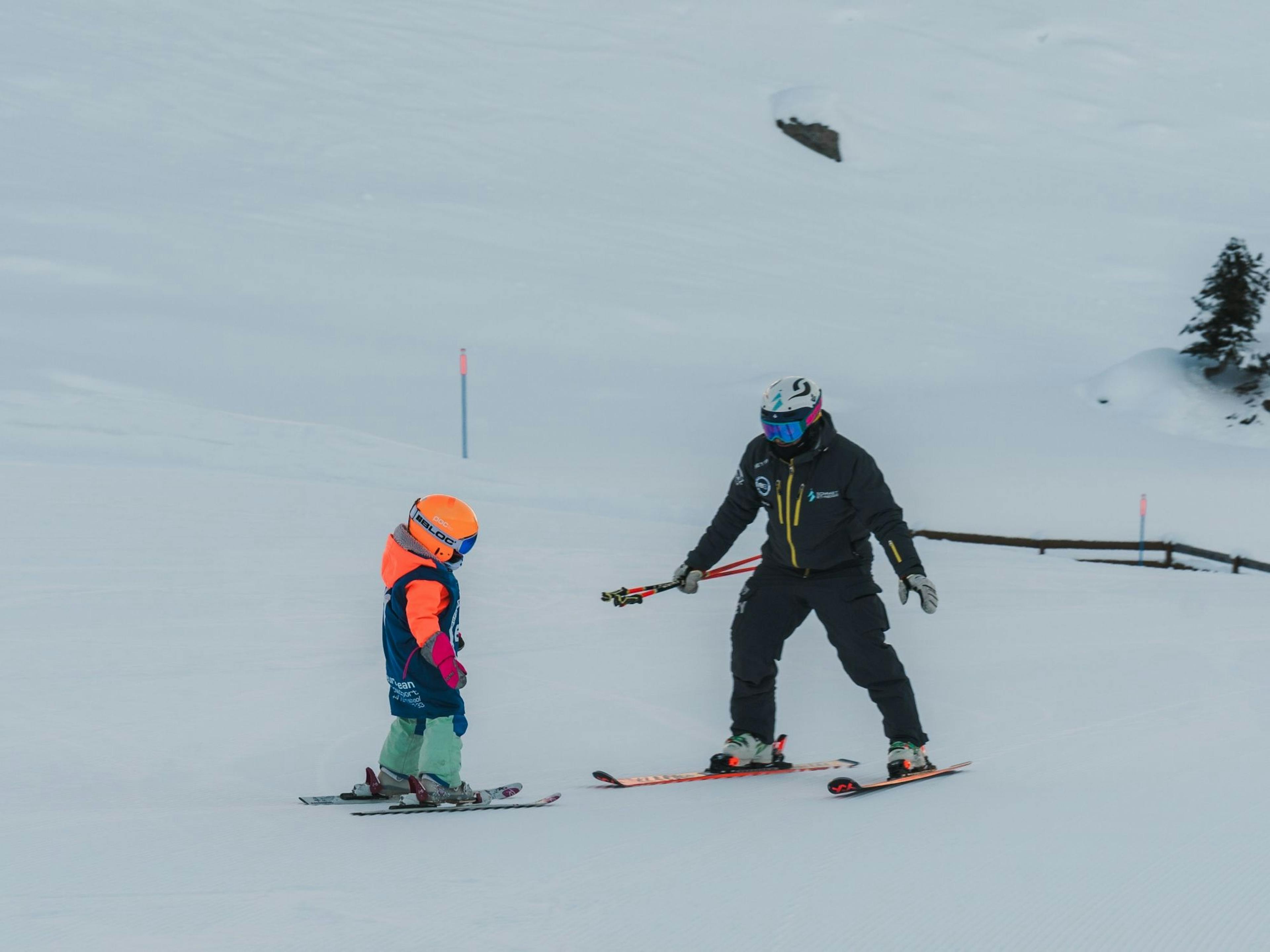 Kind mit Skilehrer