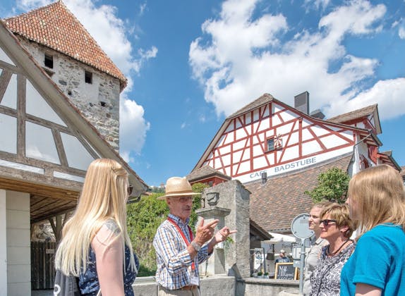 Stadtführer mit Gruppe