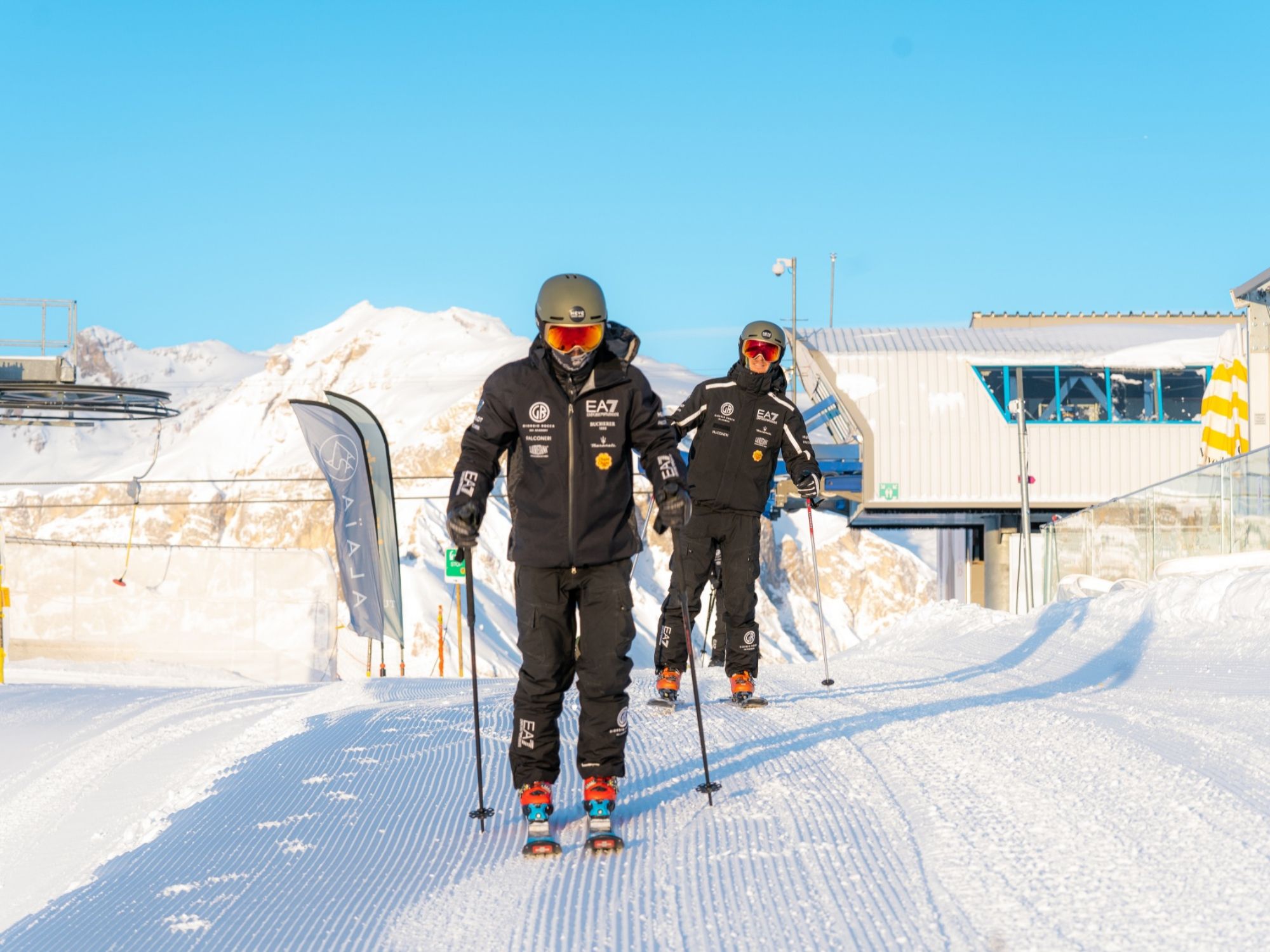 Skifahrer mit Skilehrer
