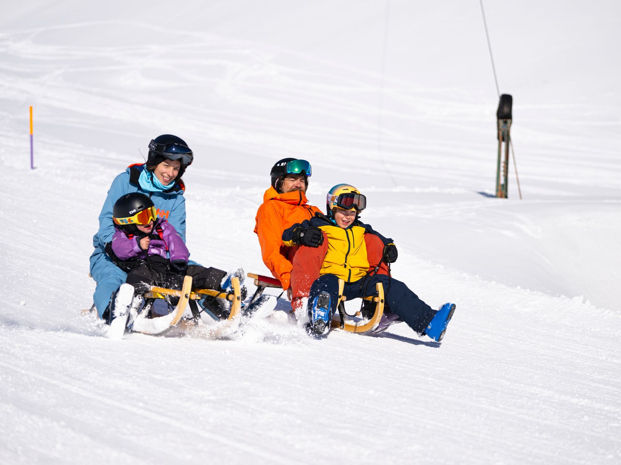Familie beim Schlitteln 