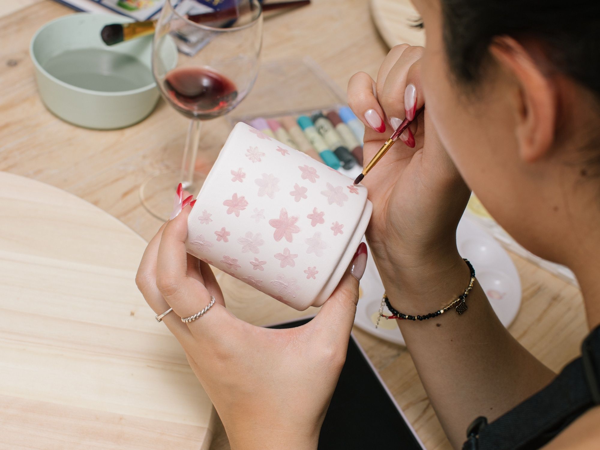 Frau beim Bemalen einer Tasse