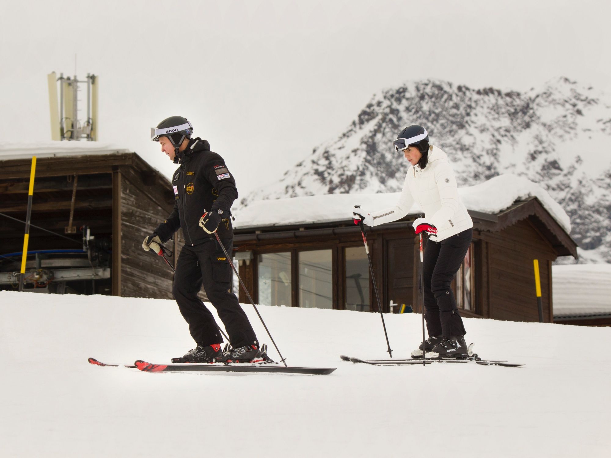 Skilehrer mit Skifahrer