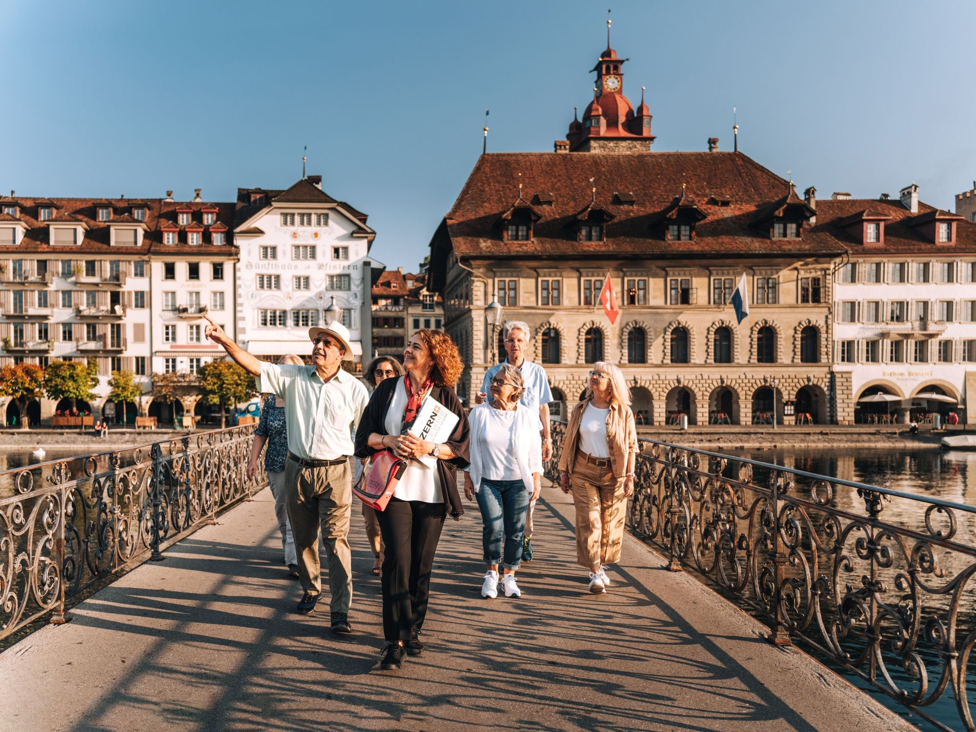 Stadtführerin mit Gruppe  