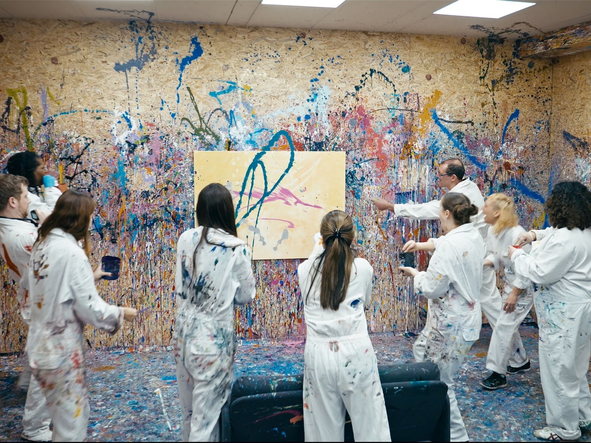 Gruppe beim Experimentieren mit Farben