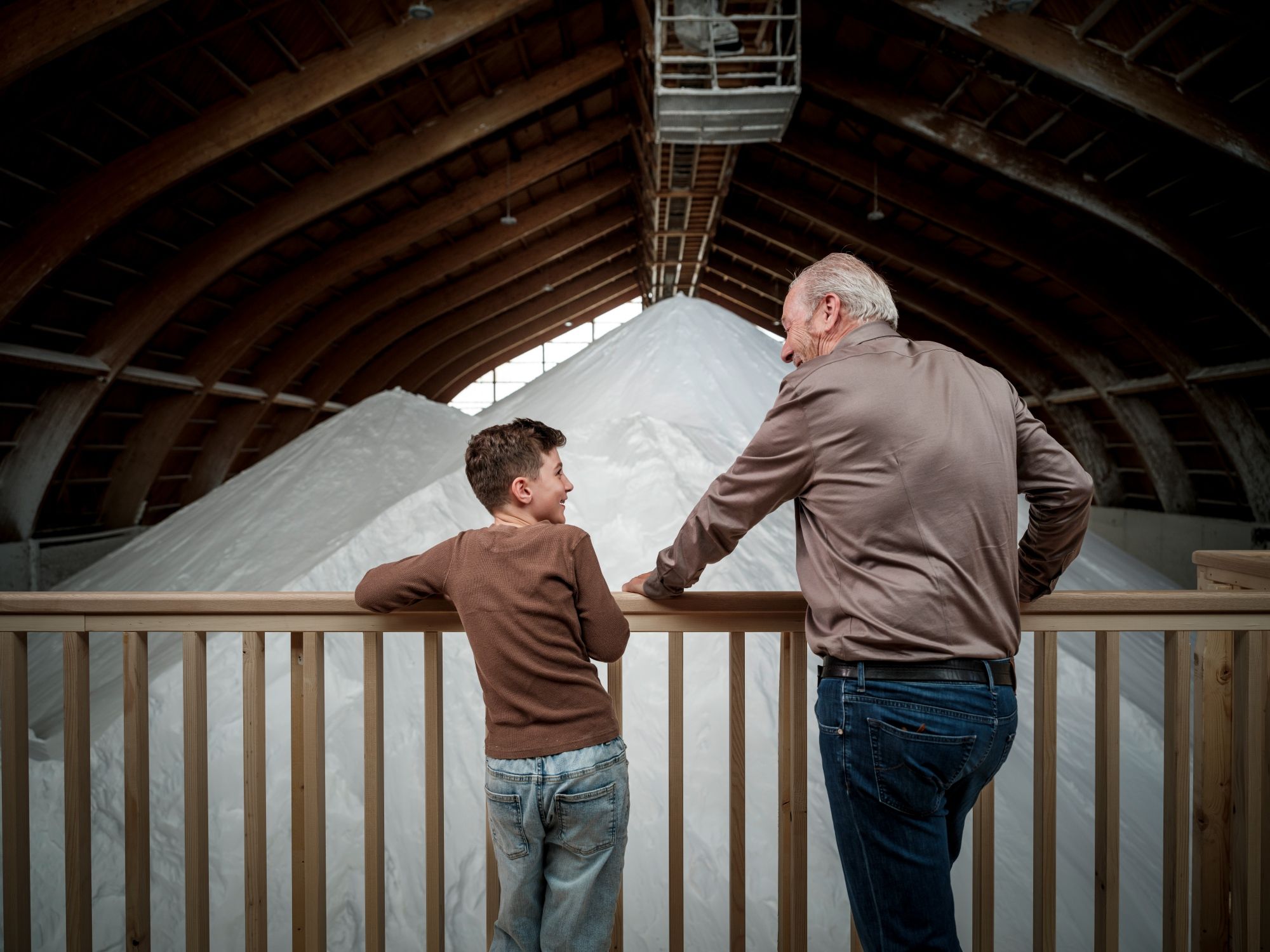 SH_SaHe_Key_Visual_Salzberg_Passerelle_Grossvater_Kind©Pascal_Gertschen_2023_3000px