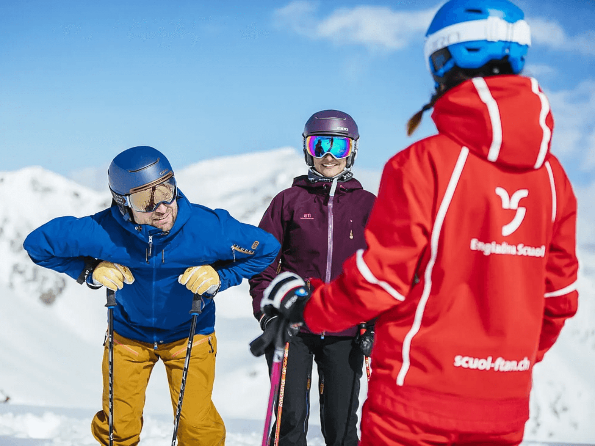 Skilehrer mit Skifahrern