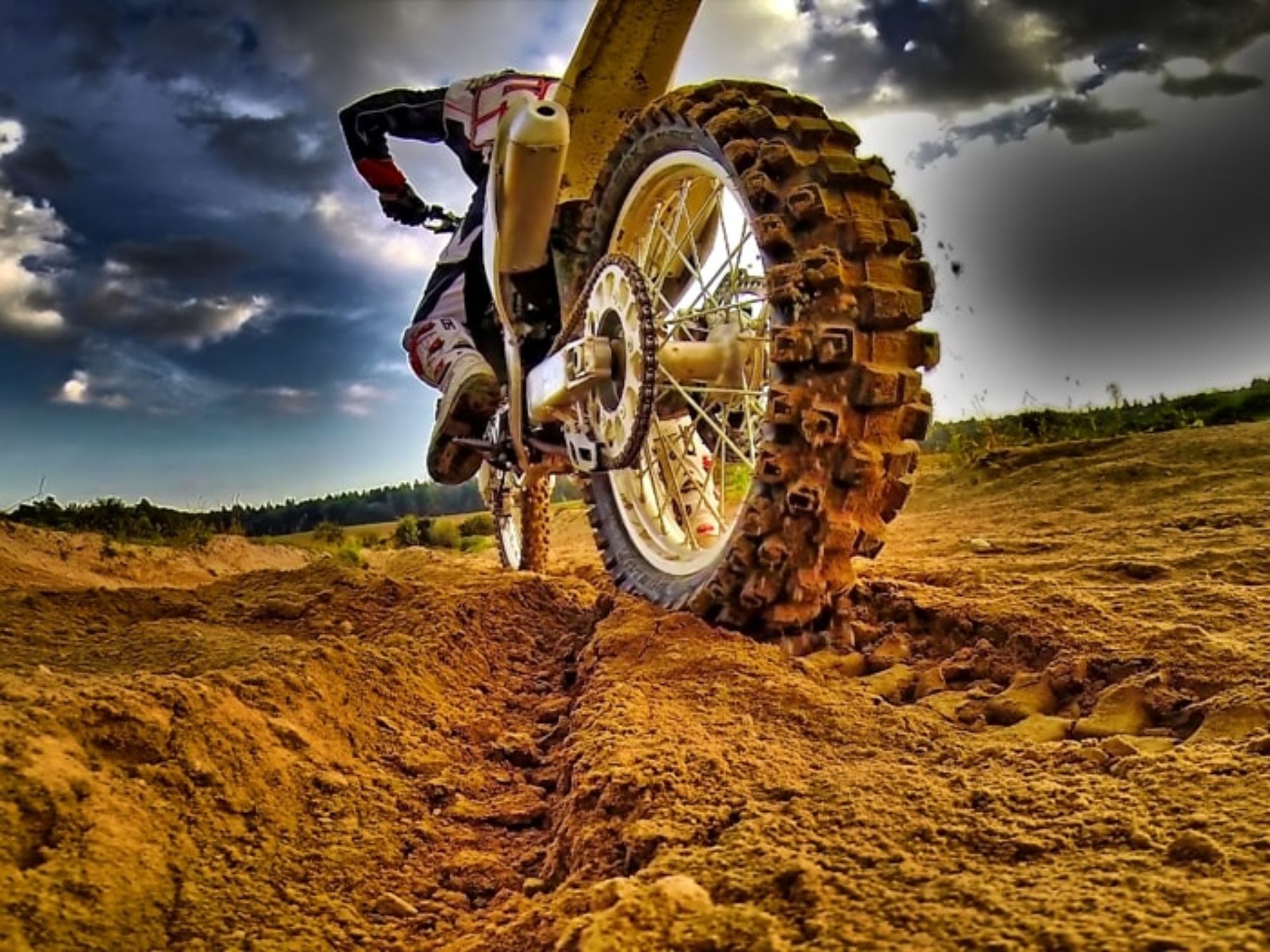 Erwachsener auf Motocross