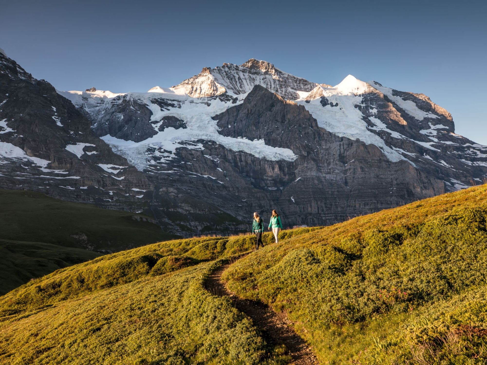 02 Osobe iz Kleine-Scheidegga koji trče iz daljine