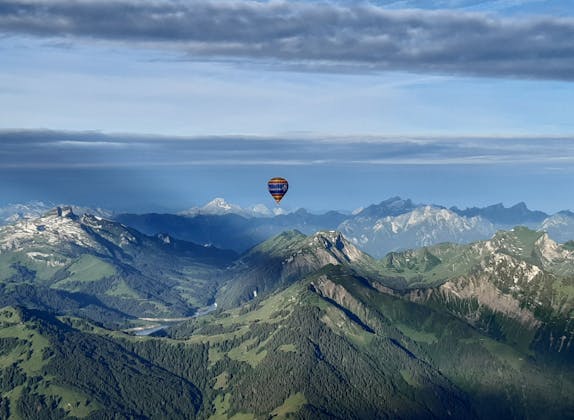 Flug über die Berge