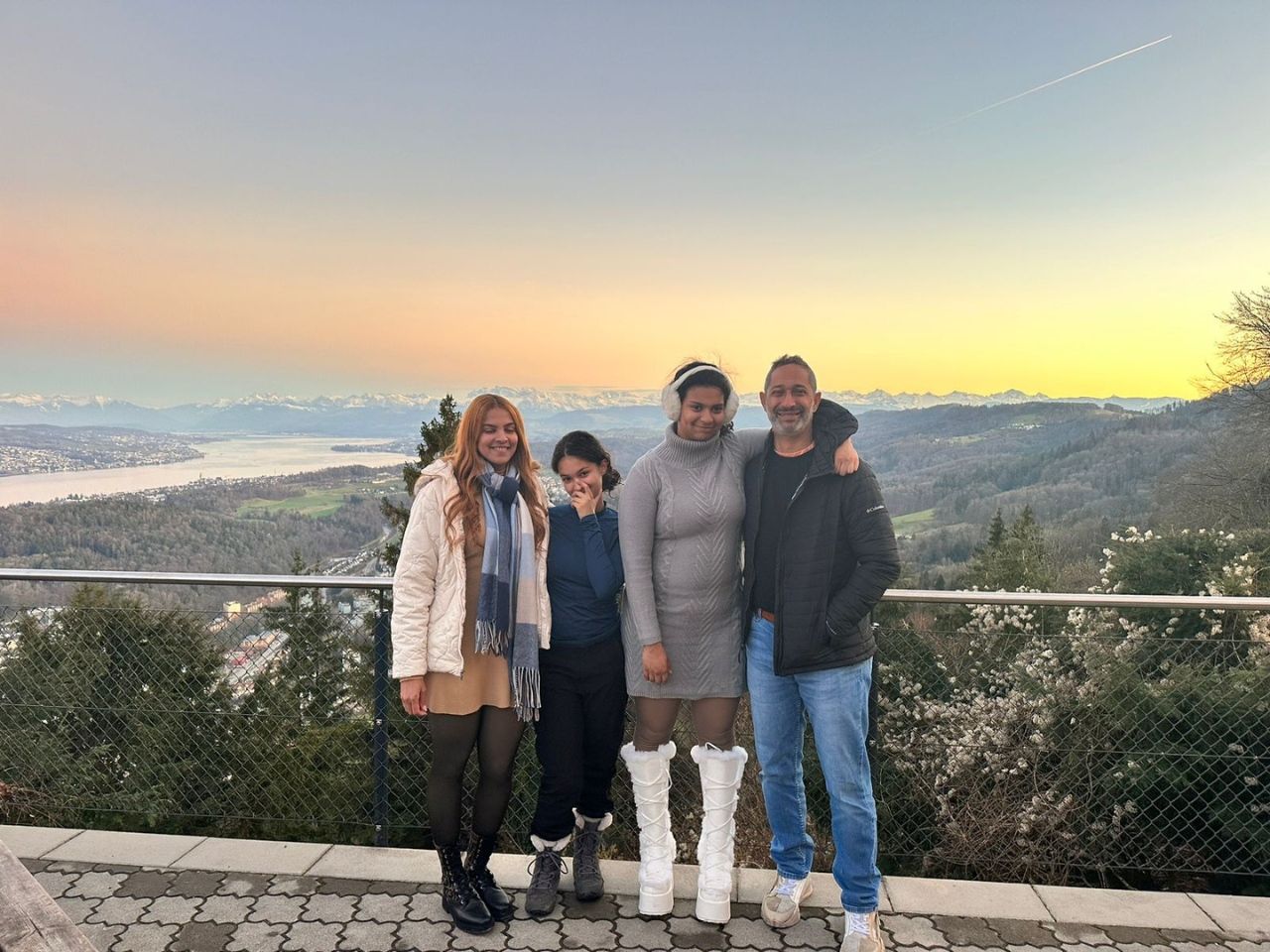 Gruppe geniesst die Aussicht