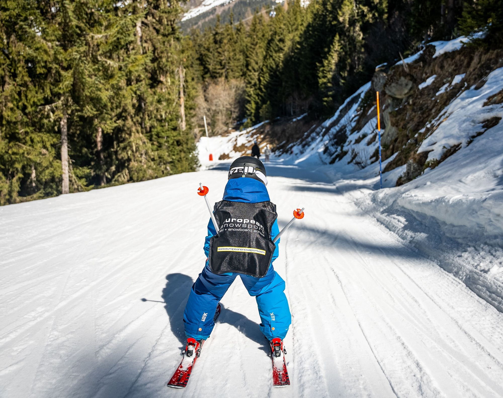 Junge beim Skifahren