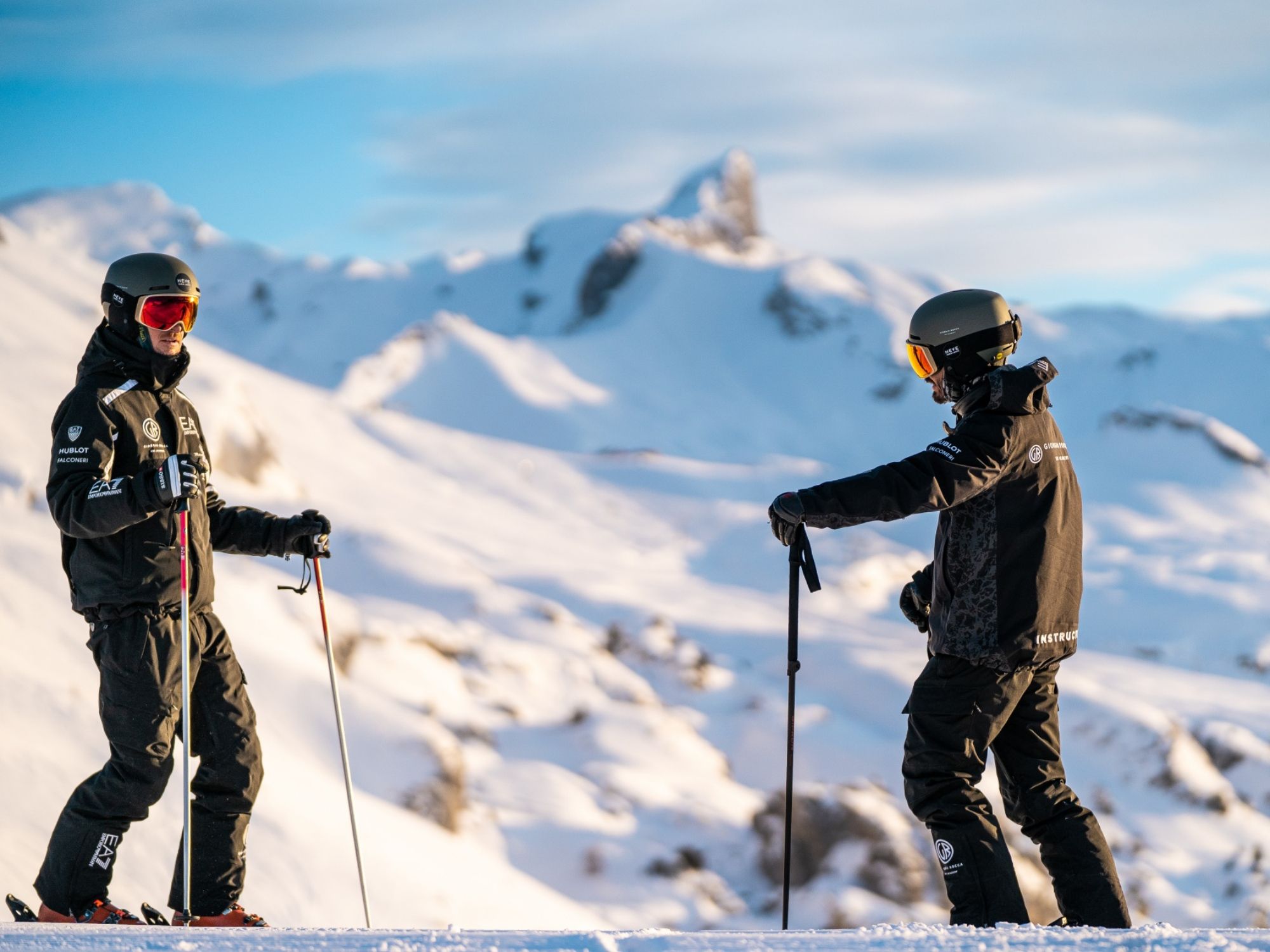 Skifahrer mit Skilehrer
