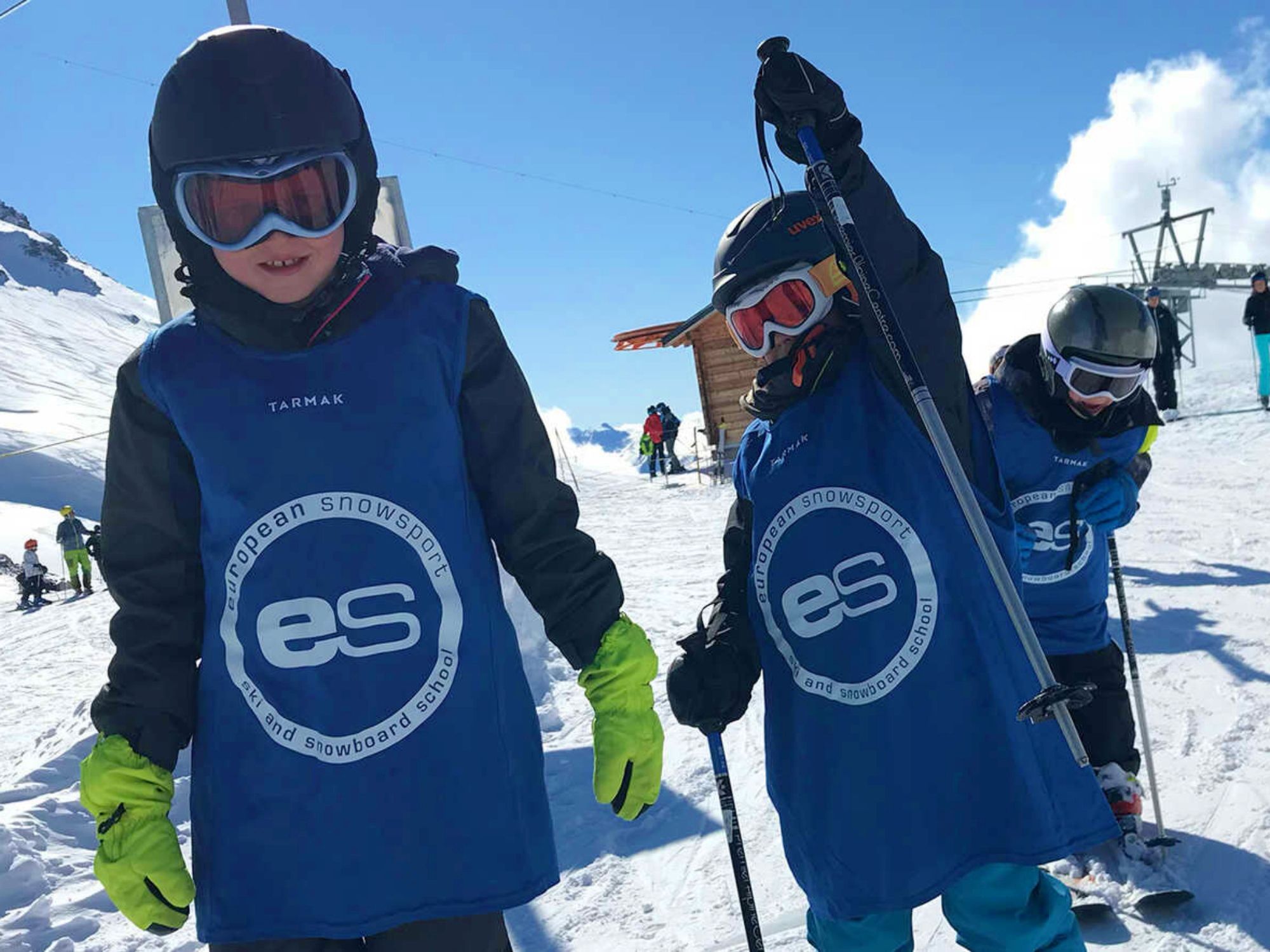Kinder mit Skilehrer