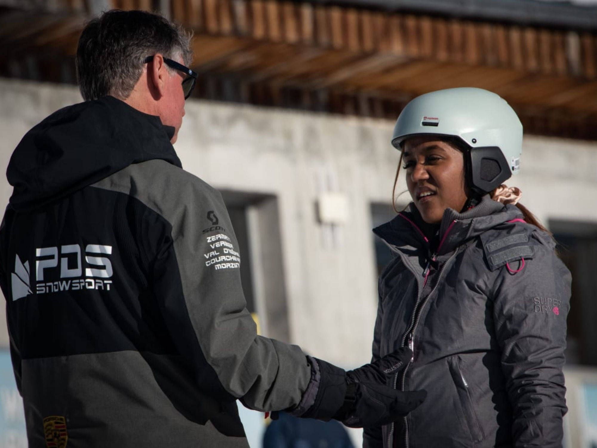 Skifahrer mit Skilehrer