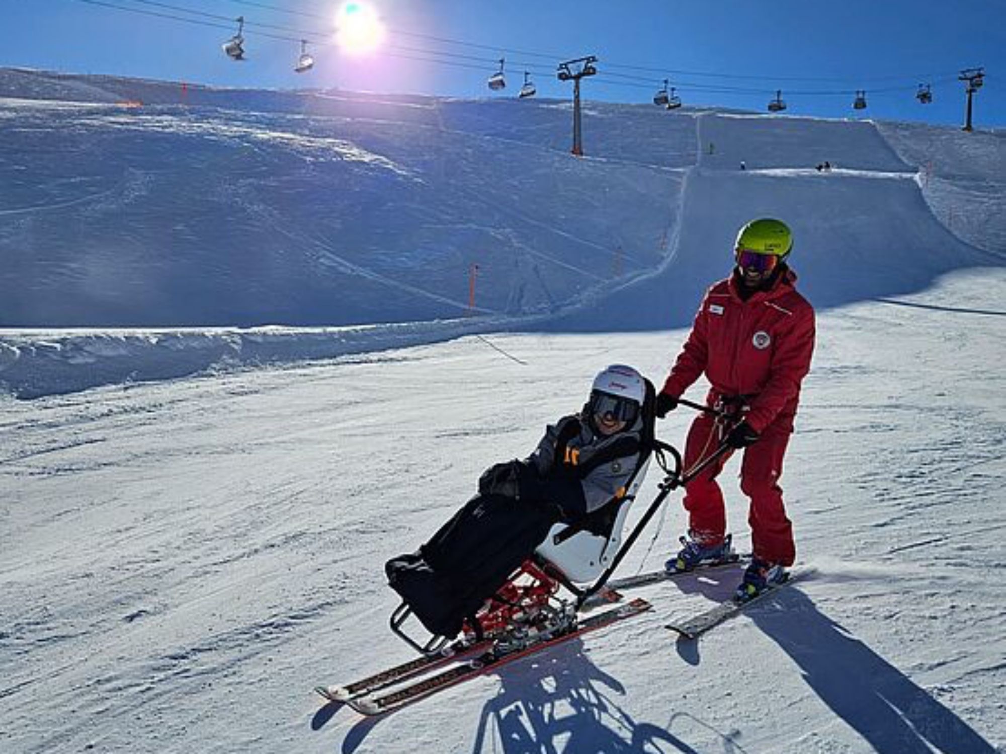 Skilehrer mit Dualski Bob